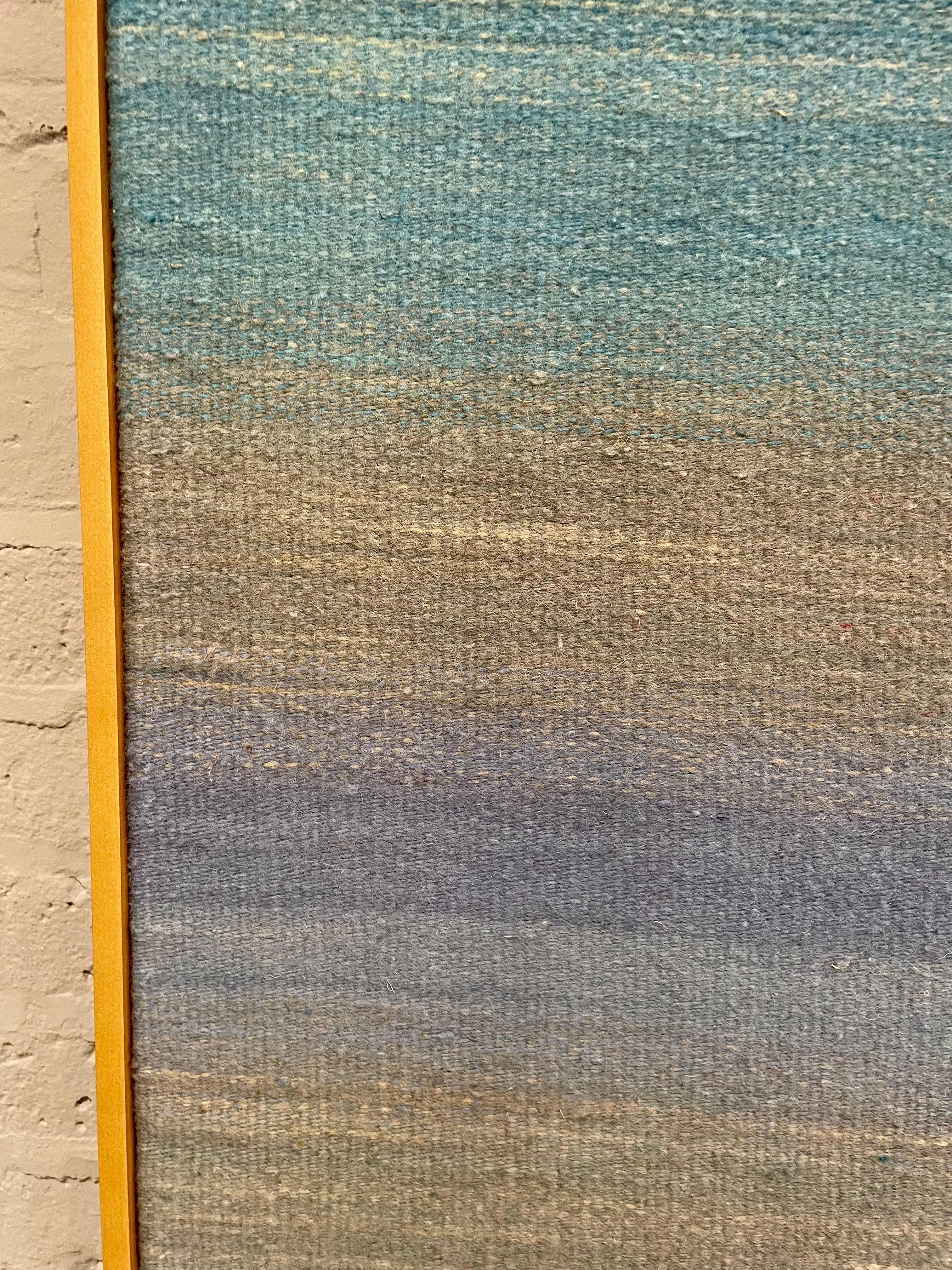 Blau Gradient -textile abstrakte beige, blaue, graue, handgewebte Wolle gerahmt im Angebot 1