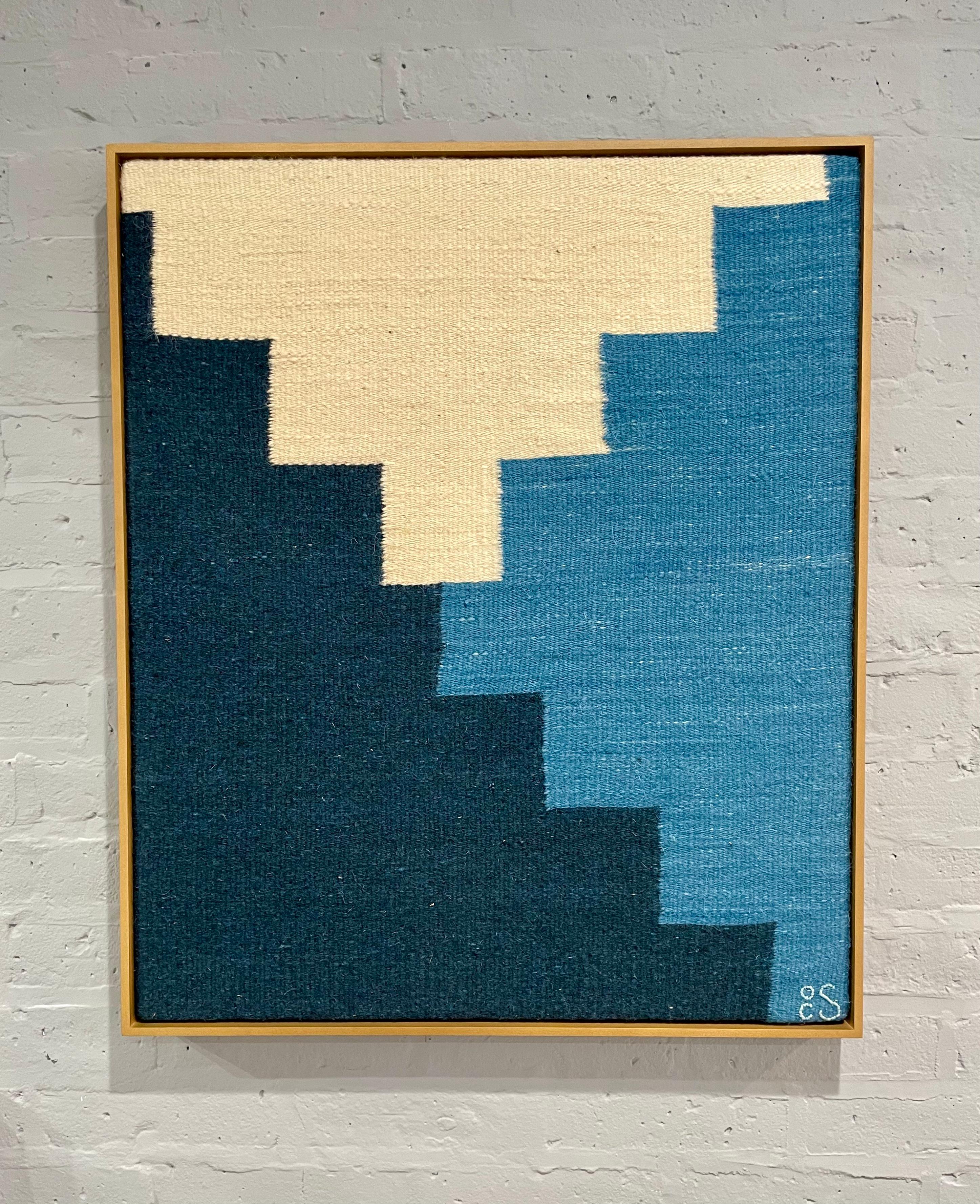 Crossing Path -textile abstrait géométrique beige, bleu tissé à la main encadré - Géométrique abstrait Art par Alma Prism