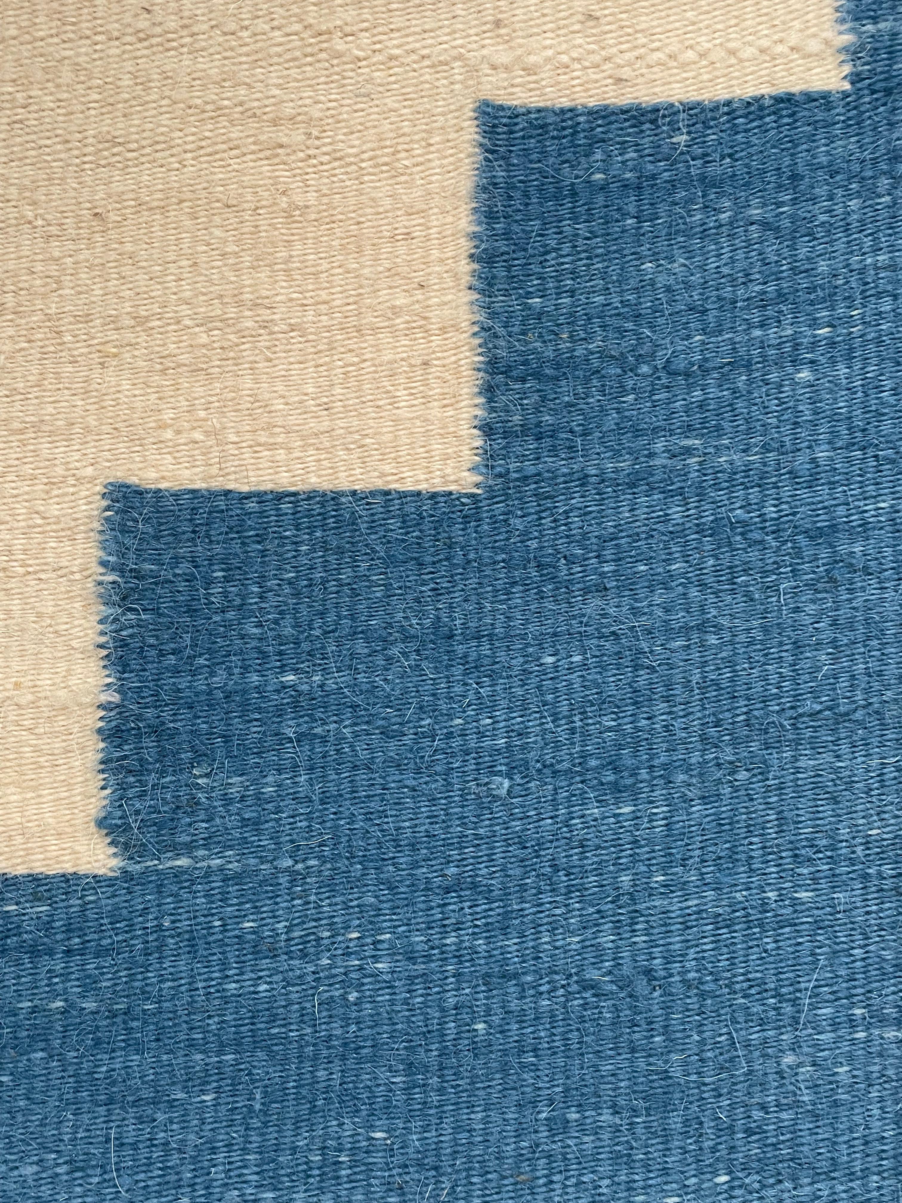 Crossing Path -textile abstrait géométrique beige, bleu tissé à la main encadré en vente 3