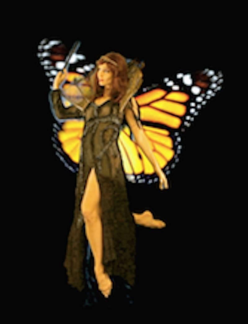 Fairy in schwarzem Kleid - skurrile Video-Skulptur im Angebot 1