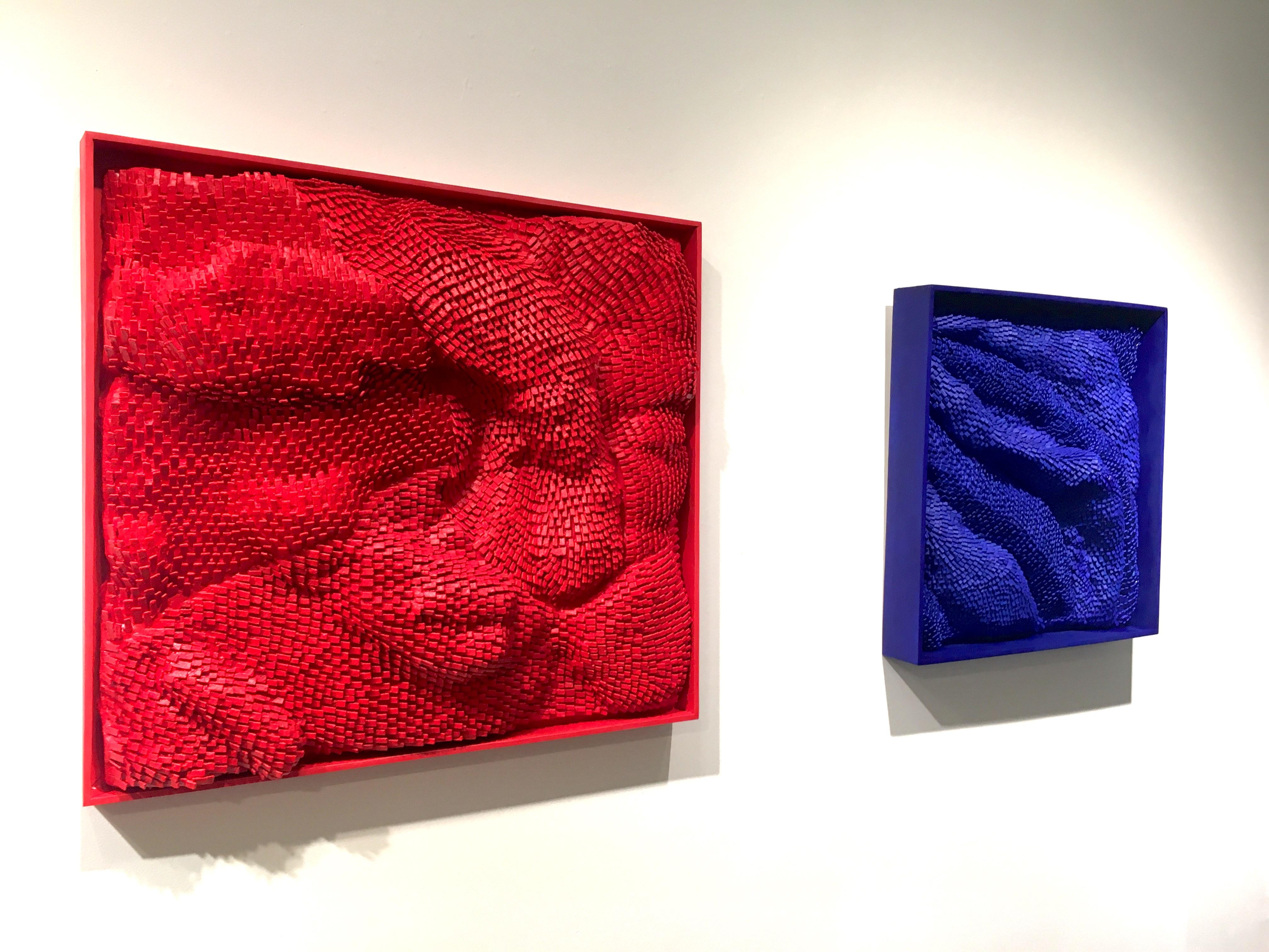 Feuerrot 3D organisches Gefühl zeitgenössische abstrakte Wandskulptur in FOAM (Geometrische Abstraktion), Mixed Media Art, von Erin Vincent