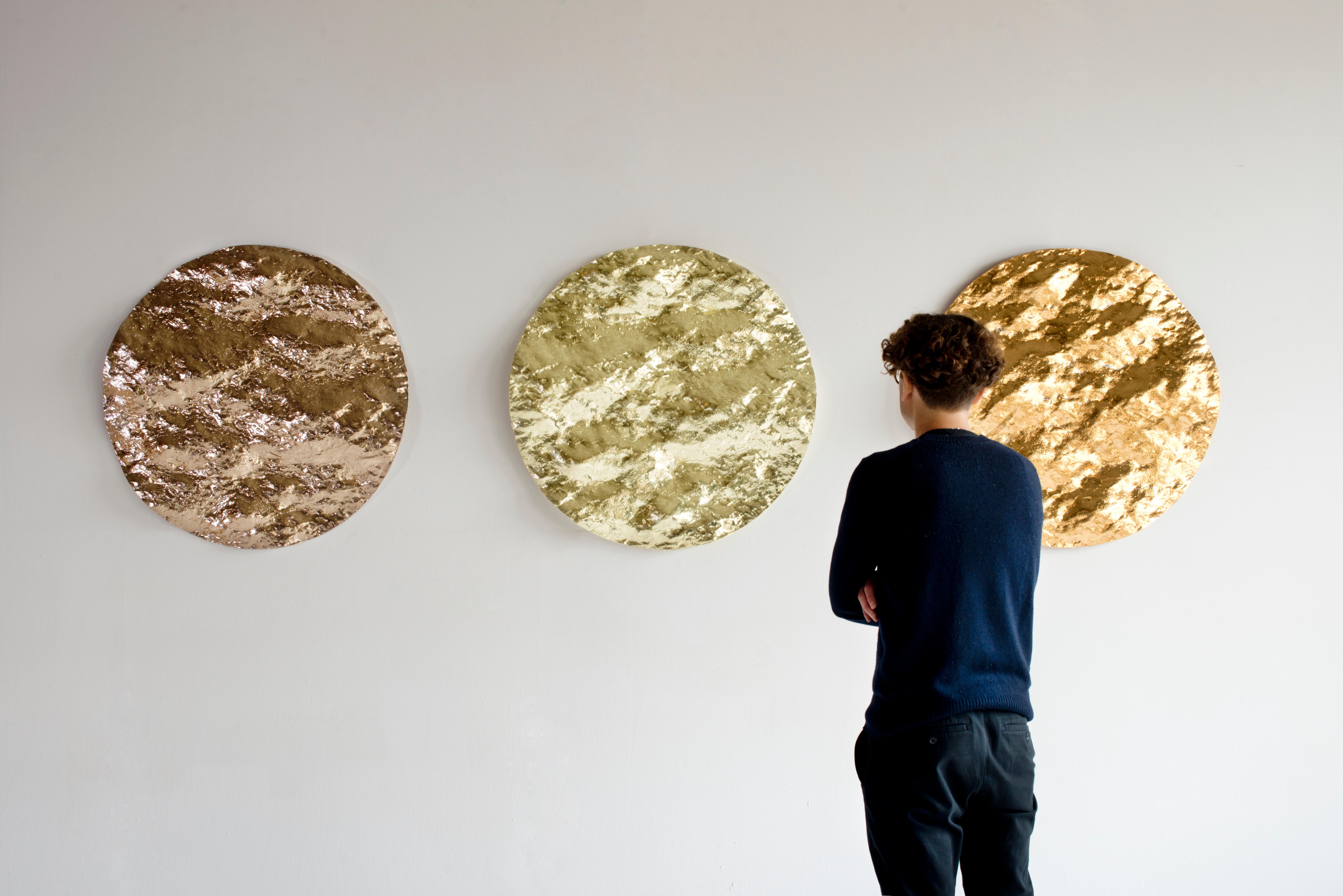 Ocean Sunset #3 -abstract textural round mural glass sculpture with gold leaves  - Painting by Damien Gernay