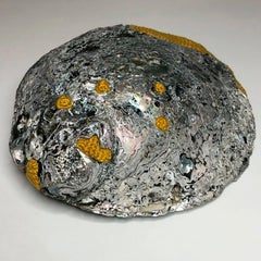 Coquille d'ormeau - coquille brodée avec du fil jaune