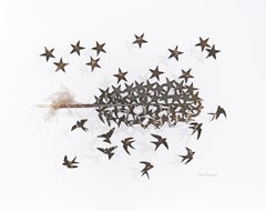 Swallows and stars – türkisfarbene abstrakte Komposition auf Papier mit Federrücken und weißen Sternen