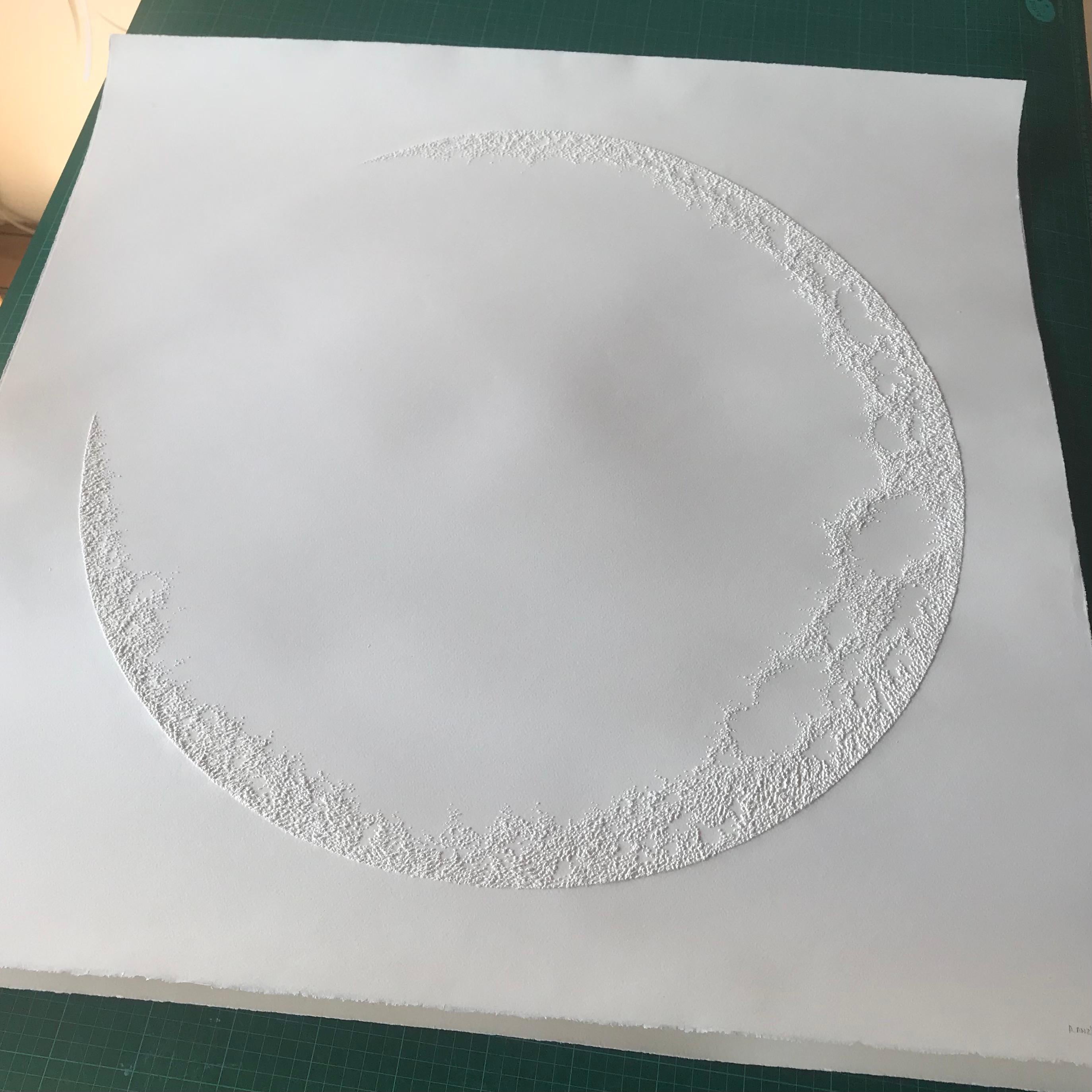 Mondkreis 3 - aufwändige weiße 3D-Abstrakte geometrische Zeichnung ausgezogenem Papier 