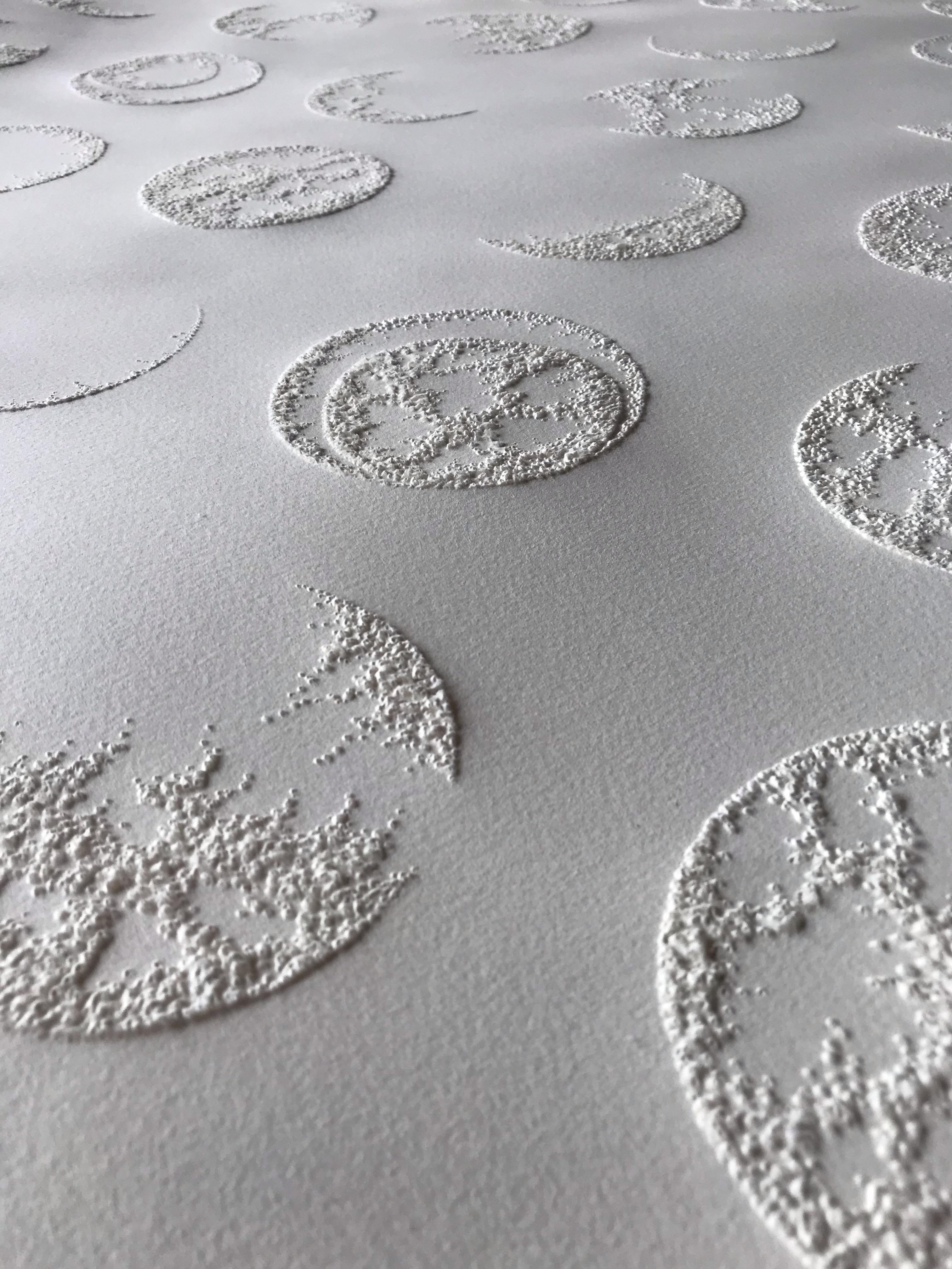 30 Moon Circles - verschlungene weiße 3D abstrakte geometrische gezogene Papierzeichnung  (Geometrische Abstraktion), Sculpture, von Antonin Anzil