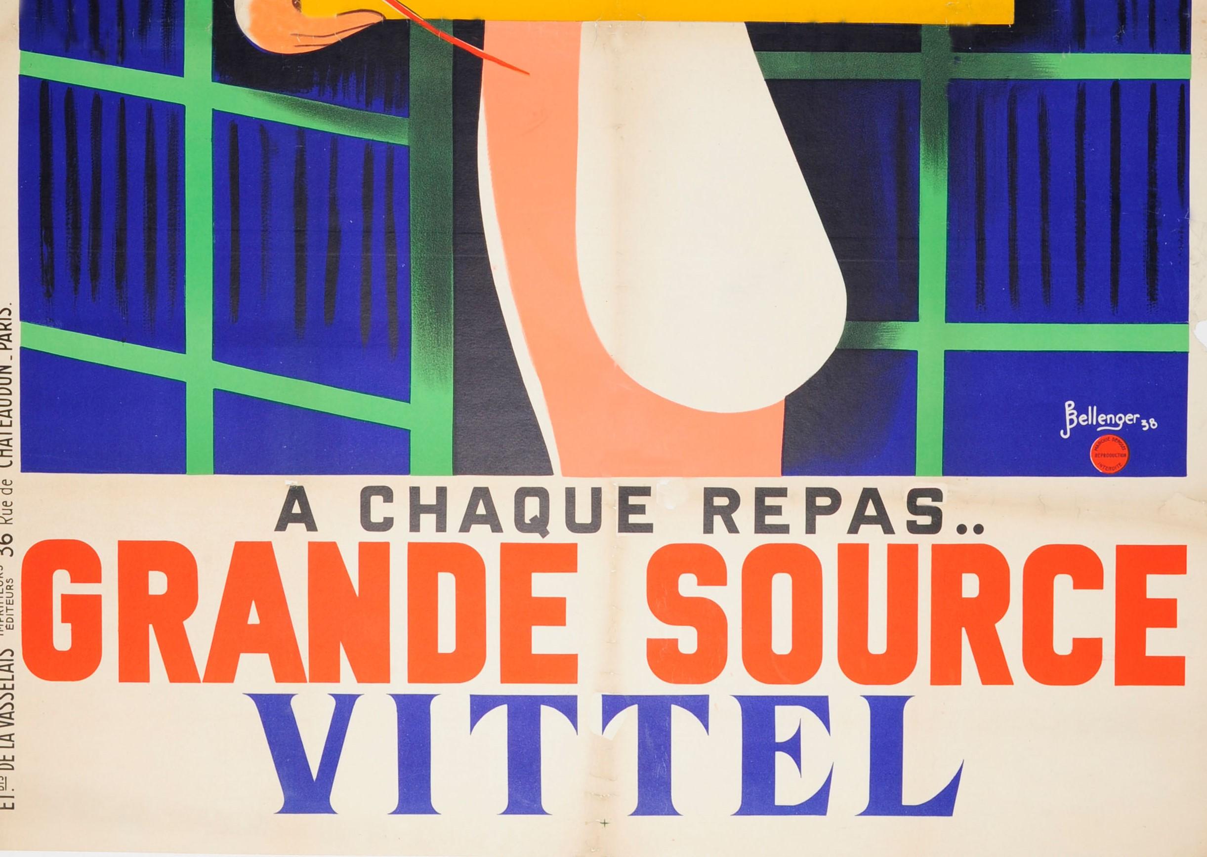 Original Vintage-Getränke-Werbeplakat für Grande Source Vittel mit einer großartigen Illustration einer Dame in einer Schürze, die ein Tablett mit Speisen hält, darunter ein Hummer und ein Huhn mit einer Flasche Vittel-Wasser und zwei Gläsern vor