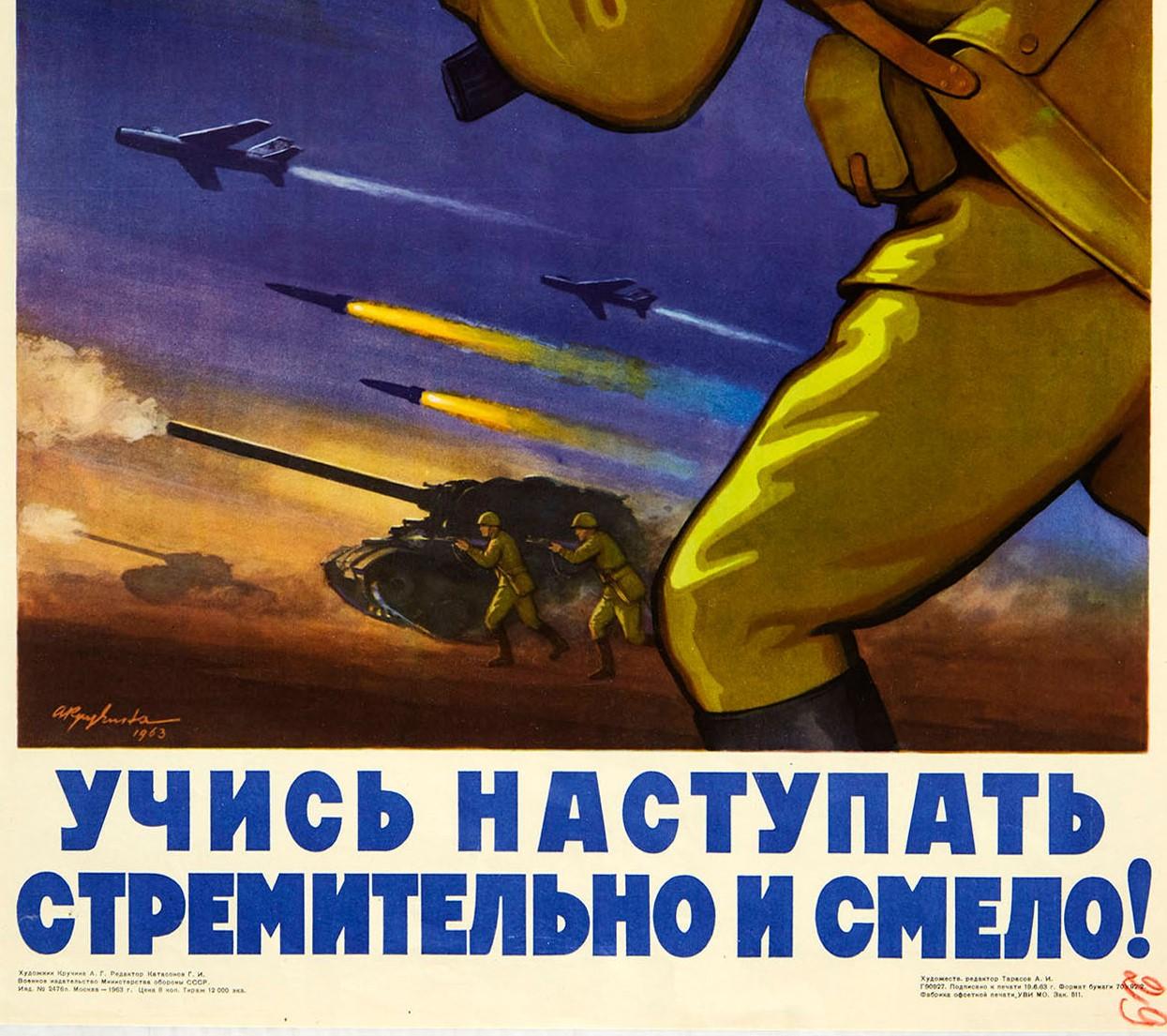 Affiche vintage originale de propagande soviétique pendant la guerre froide, apprendre à progresser...! - Noir Print par A. Kruchina