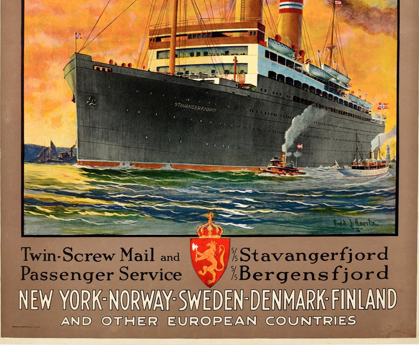 Affiche originale de voyage de croisière vintage pour Norwegian America Line présentant une grande œuvre d'art de Frederick J. Hoertz (1889-1978) représentant le paquebot norvégien Stavangerfjord en mer avec de la fumée s'élevant de ses entonnoirs