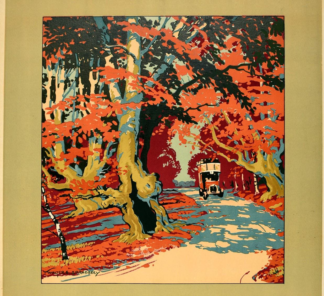Original London Transport Plakat für Burnham Beeches by Motor Bus mit einem großartigen Kunstwerk des bekannten britischen Künstlers Walter E. Spradbery (1889-1969), das einen ikonischen roten Londoner Bus zeigt, der dem Betrachter auf einer Straße