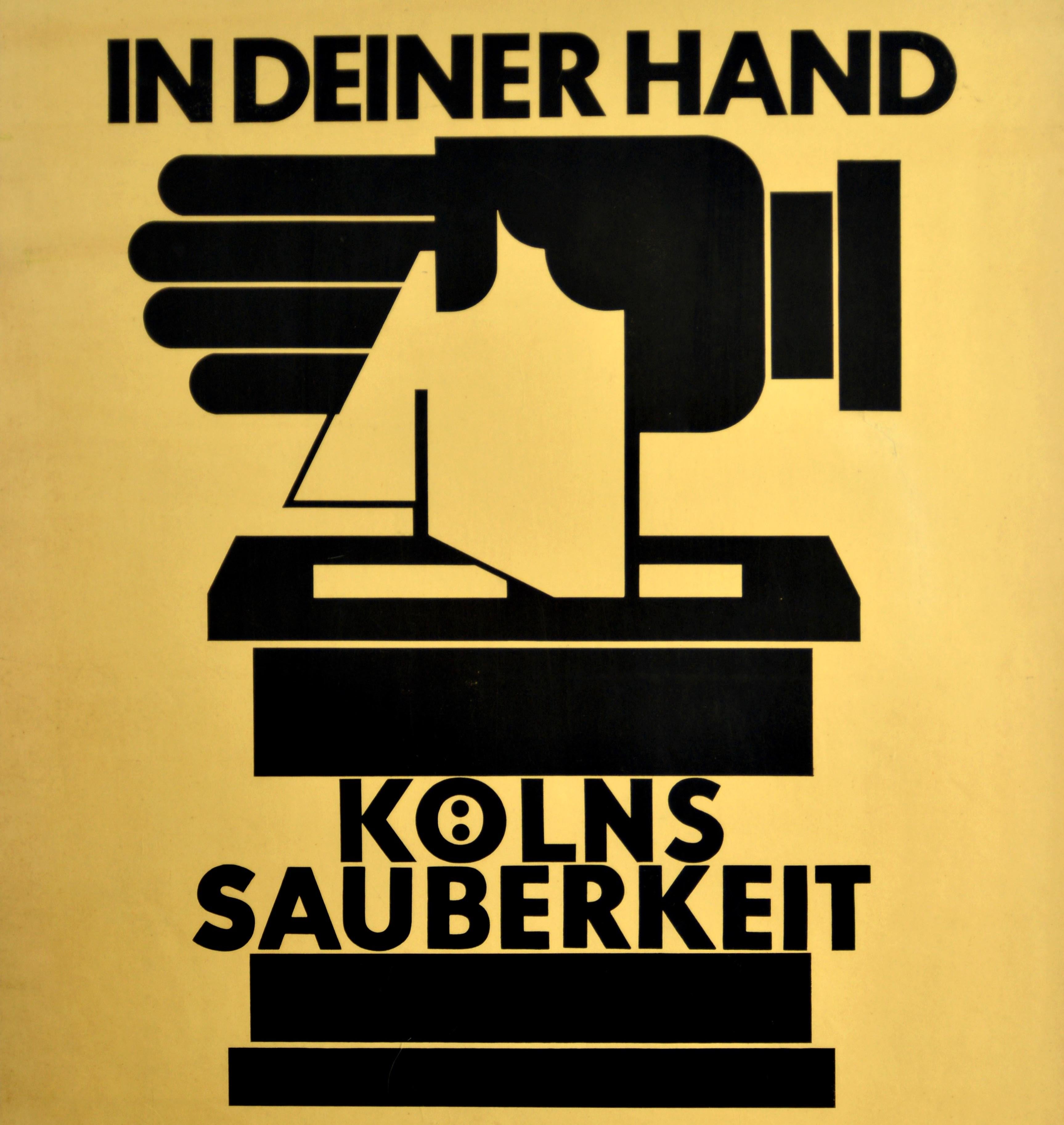 Original cartel vintage de propaganda sobre higiene y salud - La limpieza de Colonia en tus manos / In Deiner Hand Kolns Sauberkeit - con un gran diseño gráfico de estilo Bauhaus de una mano dejando caer un pañuelo de papel en un cubo de basura con
