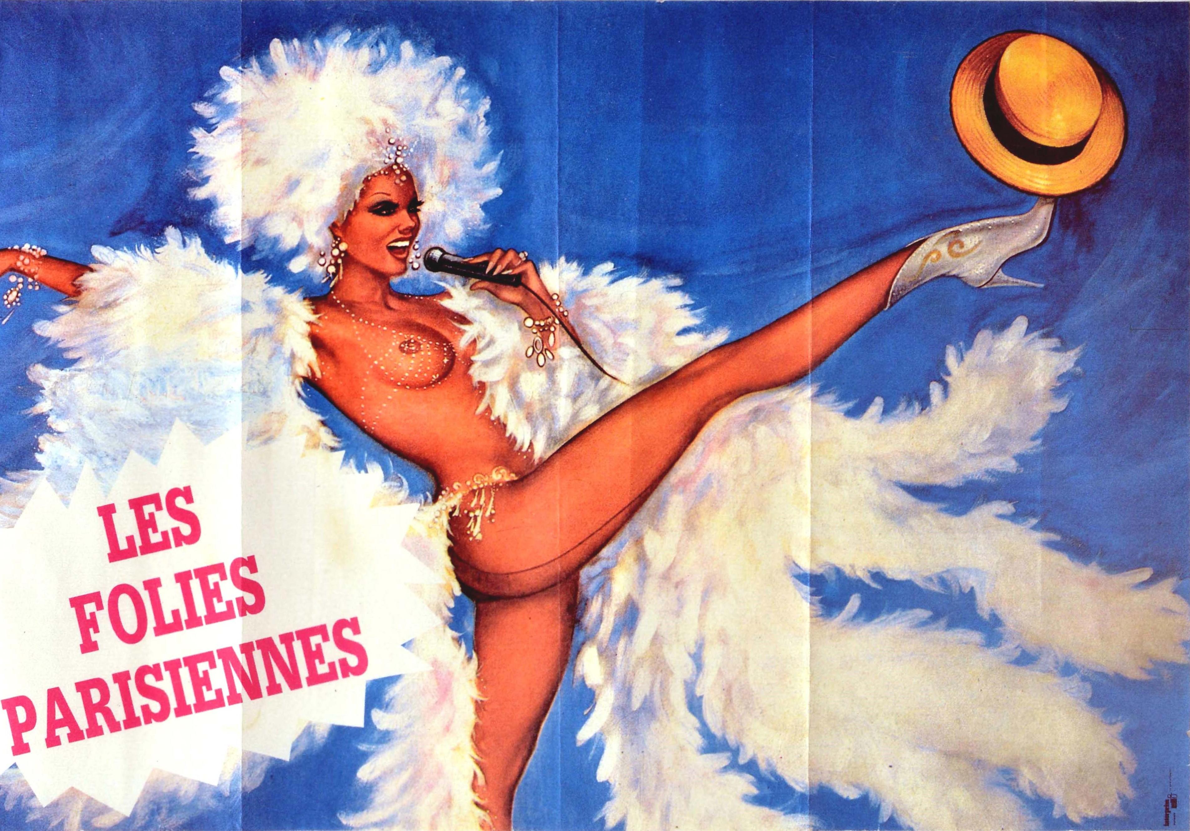 Original-Werbeplakat für eine Kabarettvorstellung - Les Folies Parisiennes / The Parisian Follies - mit einem Kunstwerk von O'Kley (Pierre Gilardeau; 1930-2007), das eine lächelnde, spärlich bekleidete Tänzerin zeigt, die glitzernden Schmuck und ein