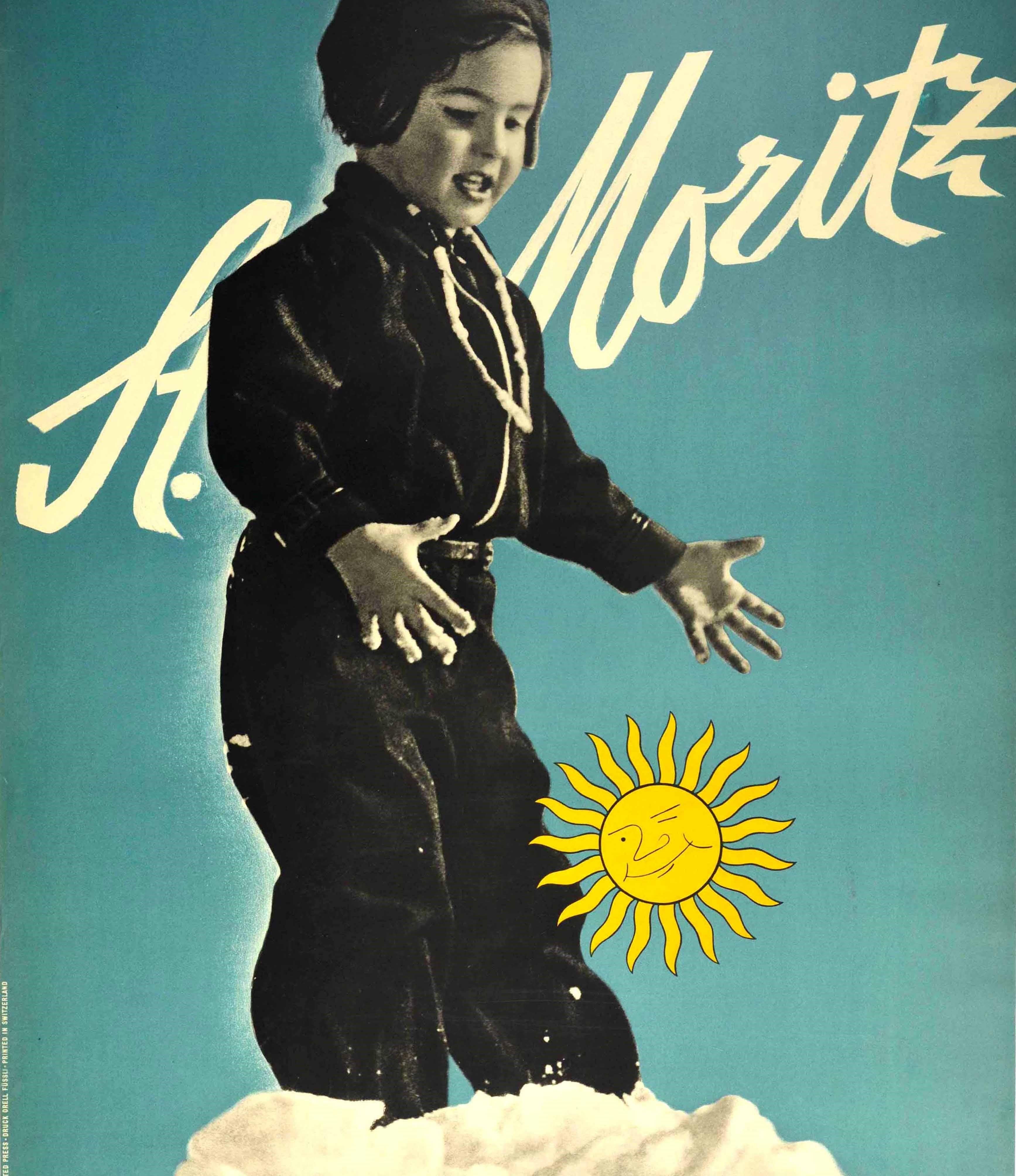 Original-Reiseplakat für den Skiort St. Moritz mit einem großartigen Design von Walter Herdeg (1908-1995), das ein Schwarz-Weiß-Foto eines jungen Mädchens zeigt, das im Schnee spielt, mit dem Logo der lächelnden Sonne von St. Moritz vor einem