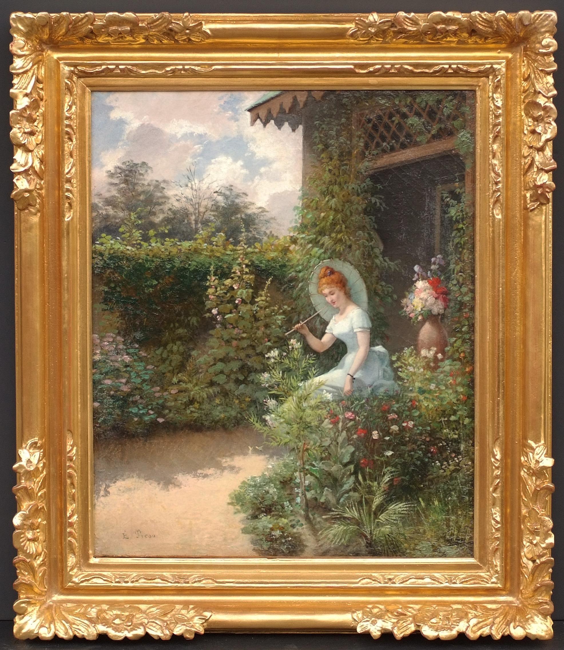 Jeune femme avec un parasol dans le jardin