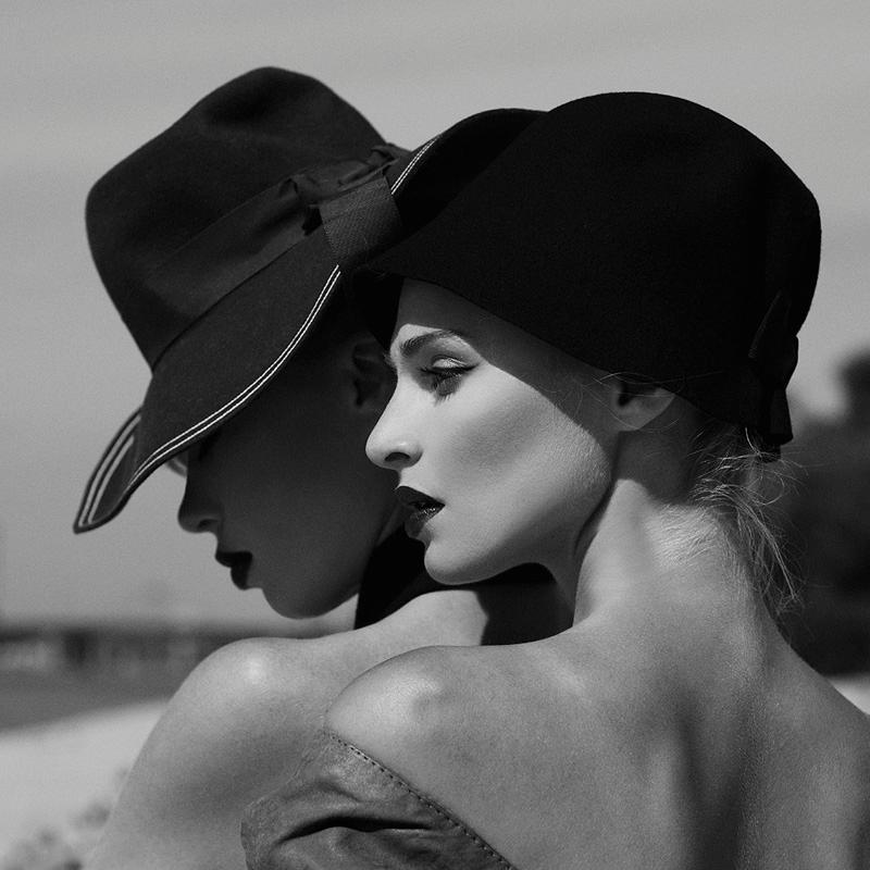 Dasha & Mari - Modelli con cappelli - edizione limitata
Stampa C oversize 30x30" pollici - numerata e timbrata limitata a 100 esemplari.

Sontuosa, sensuale e con sfumature erotiche, questa è una bellissima immagine fine art del duo di artisti
