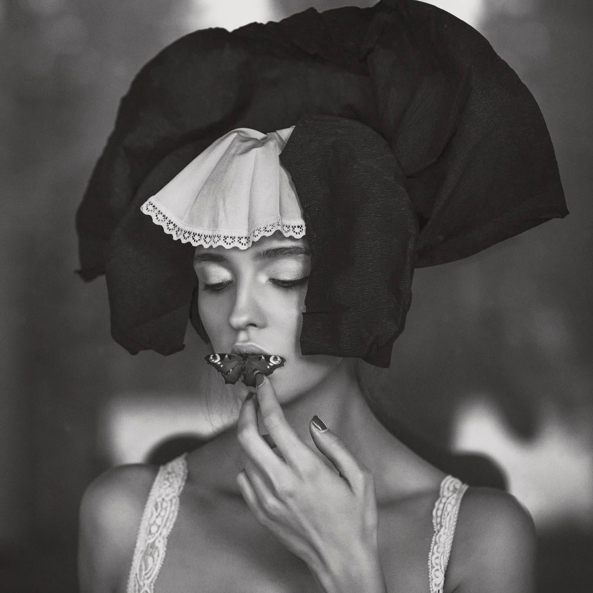Dasha & Mari - Modelli con cappelli - edizione limitata
Stampa C oversize 30x30" pollici - numerata e timbrata limitata a 100 esemplari.

Sontuosa, sensuale e con sfumature erotiche, questa è una bellissima immagine fine art del duo di artisti