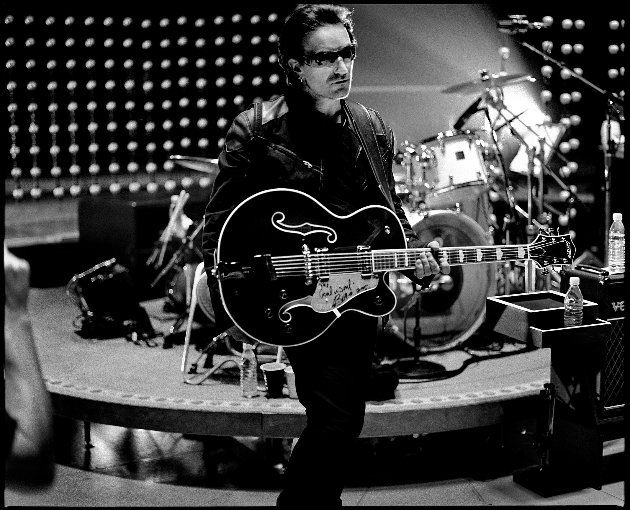 Kevin Westenberg Black and White Photograph – Porträt von BONO U2 - signiert Limitierte Auflage Übergroßer Druck