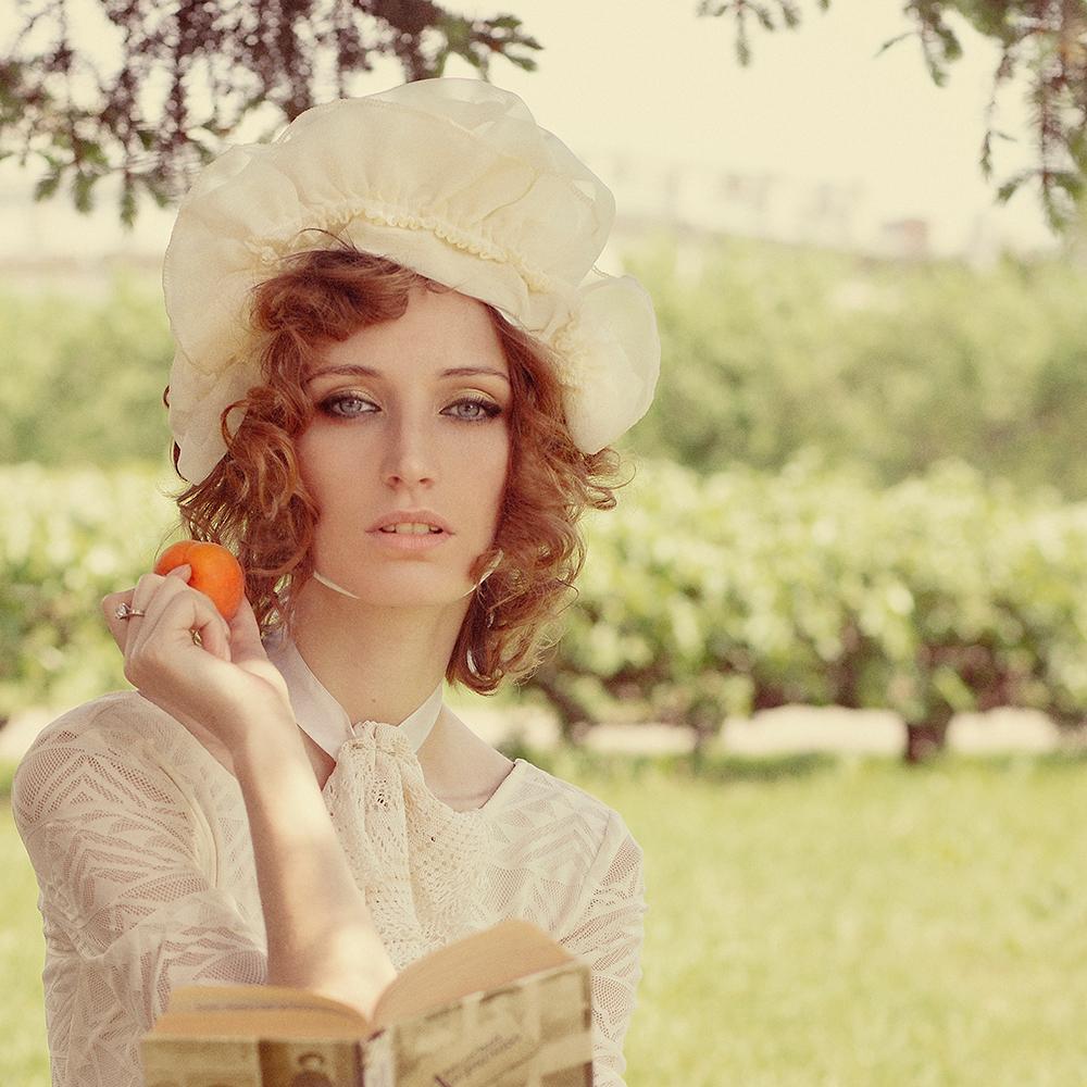 Mari vonha & Mari -  Novella   - Limitierte Auflage (Beige), Figurative Photograph, von Dasha & Mari