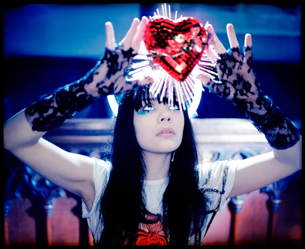 Kevin Westenberg Portrait Photograph – Bat For Lashes Heart - Signierter Limitierte Auflage Oversize-Druck