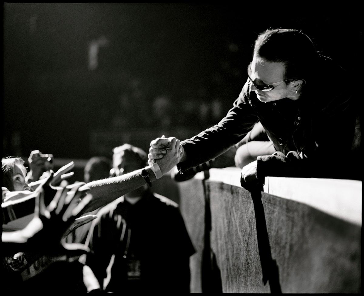 Kevin Westenberg Black and White Photograph – U2 Bono 2005 - Übergroßer signierter Druck in limitierter Auflage