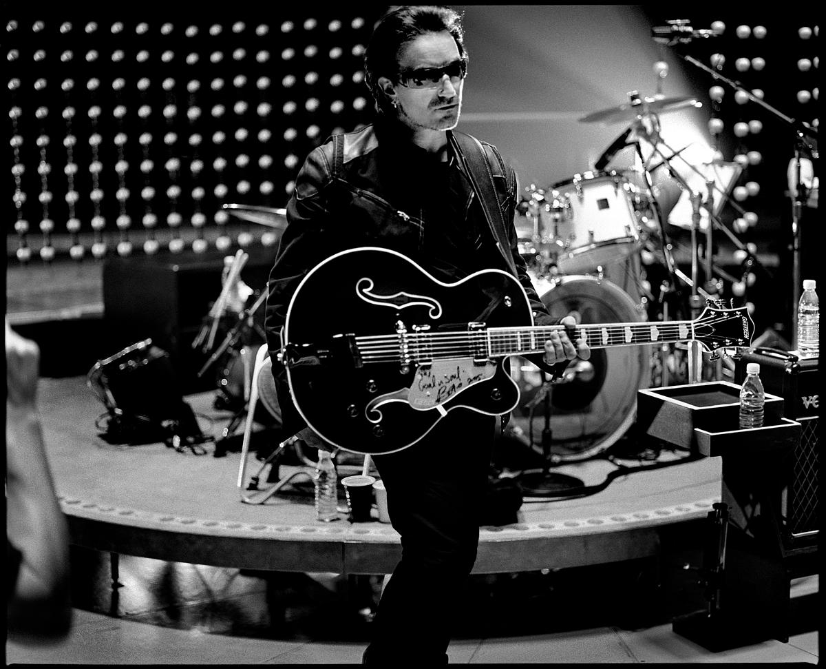Kevin Westenberg Black and White Photograph – Bono - Übergroßer signierter Druck in limitierter Auflage