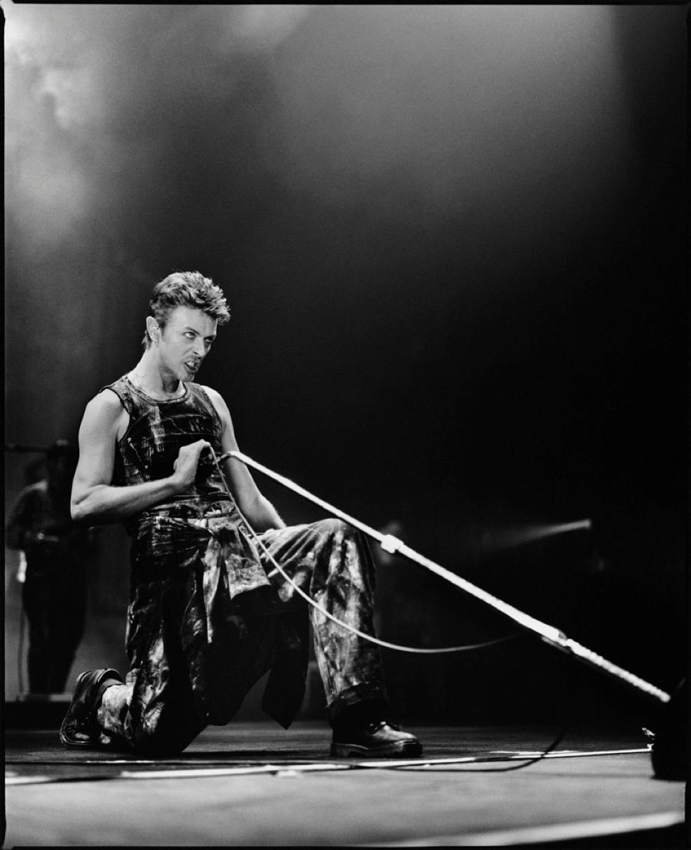 Portrait Photograph de Kevin Westenberg - Bowie en el escenario - Impresión sobredimensionada firmada de edición limitada