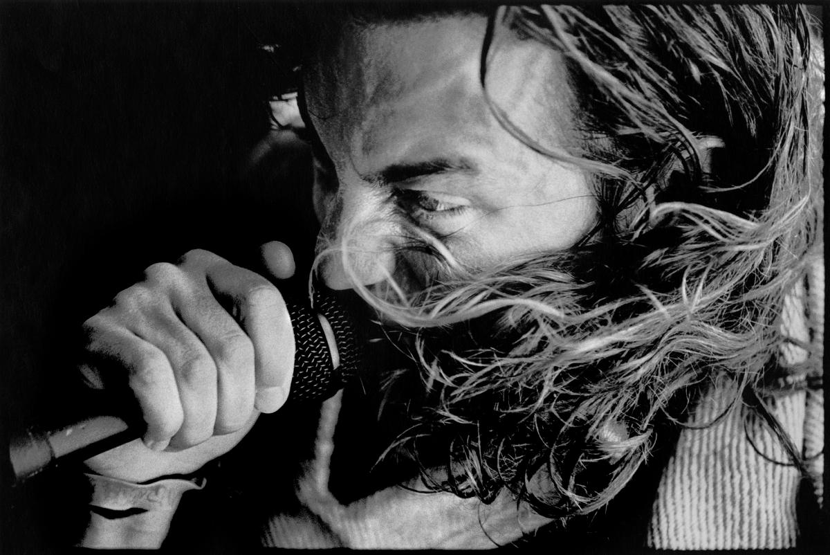 Kevin Westenberg Portrait Photograph – Eddie Vedder - Übergroßer signierter Druck in limitierter Auflage