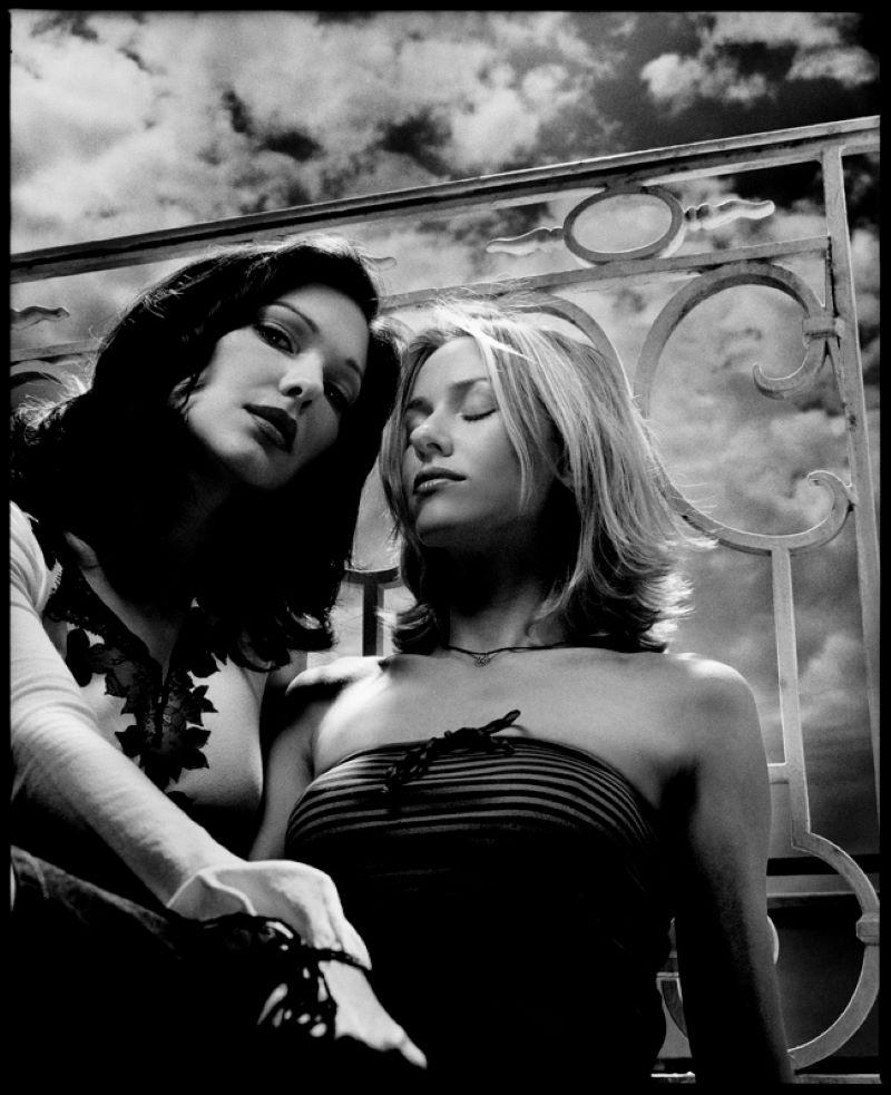 Kevin Westenberg Black and White Photograph – Laura und Naomi – signierter, übergroßer Druck in limitierter Auflage (2001)