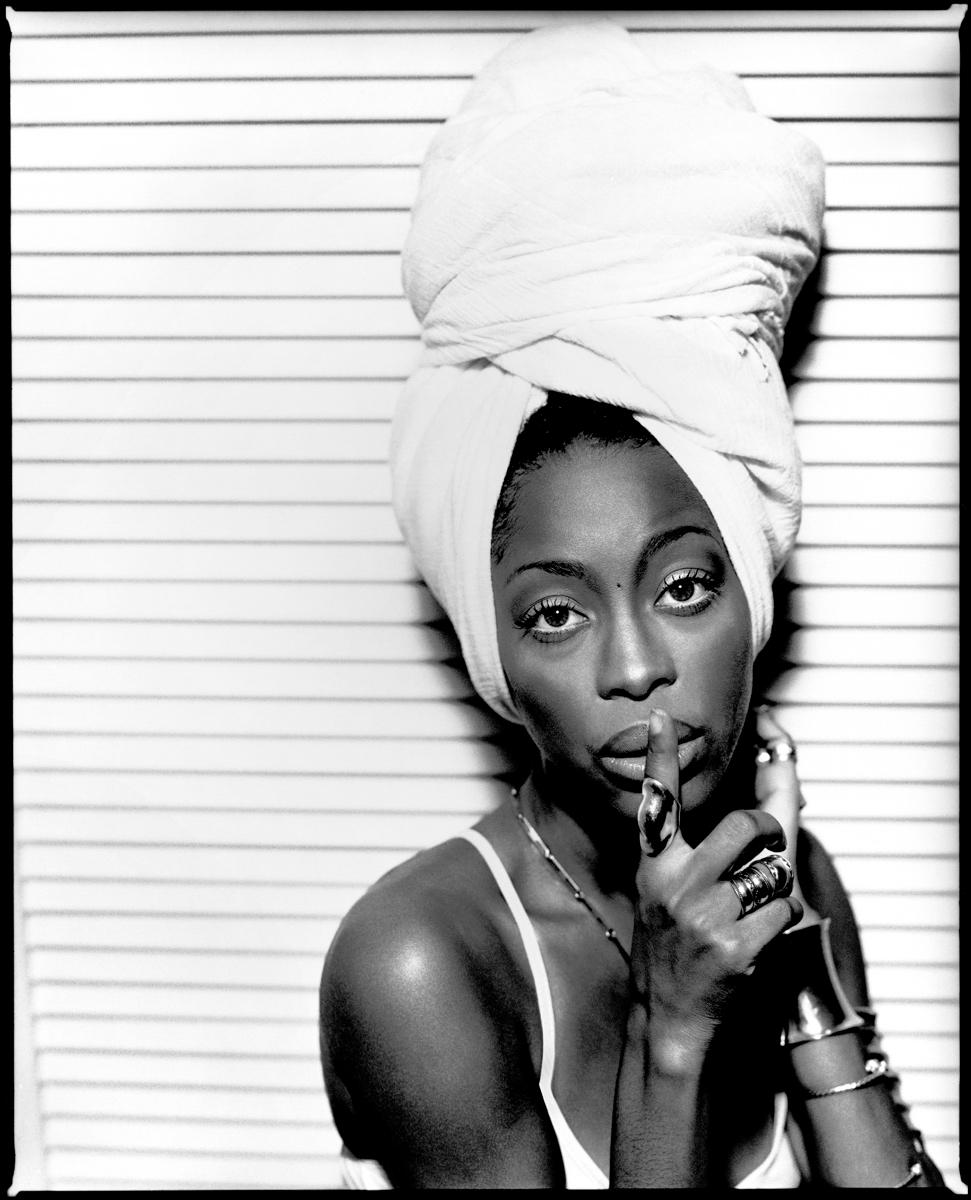 Black and White Photograph de Kevin Westenberg - Erykah Badu - Impresión de gran tamaño firmada de edición limitada