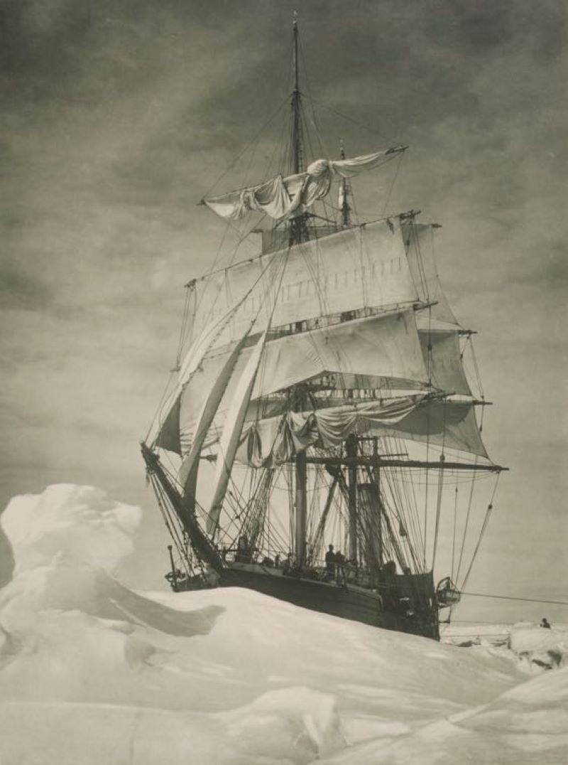 Herbert Ponting Black and White Photograph – Terra Nova (1910-13)