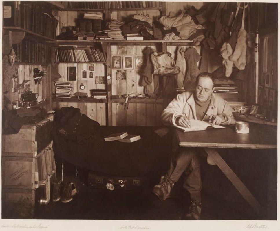 Herbert Ponting Black and White Photograph – „ Kapitän Scott Schreiben“ (1910-13)