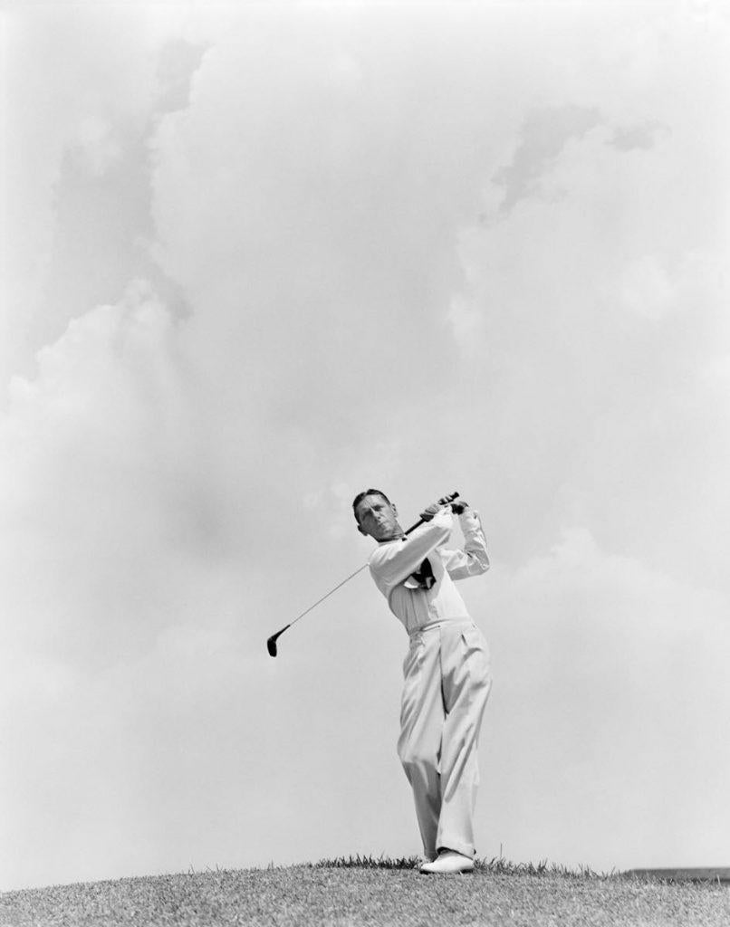 H. Armstrong Roberts Portrait Photograph – Teeing Off (1930) - Übergroß