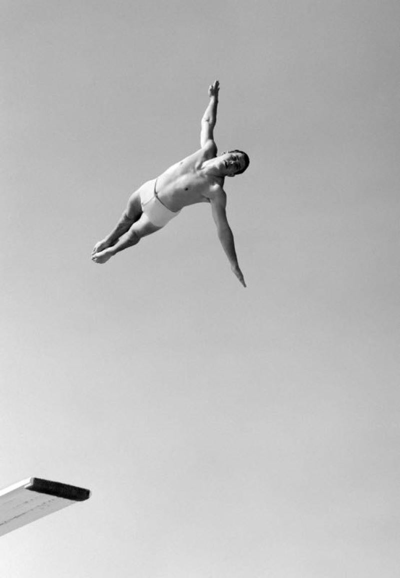H. Armstrong Roberts Black and White Photograph – Swan Dive (1956) Silber-Gelatinefaser-Druck in Übergröße 