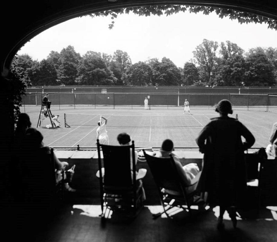 H. Armstrong Roberts Portrait Photograph – Spectator Tennis (1938) Silber Gelatinesfaserdruck - Übergroß 
