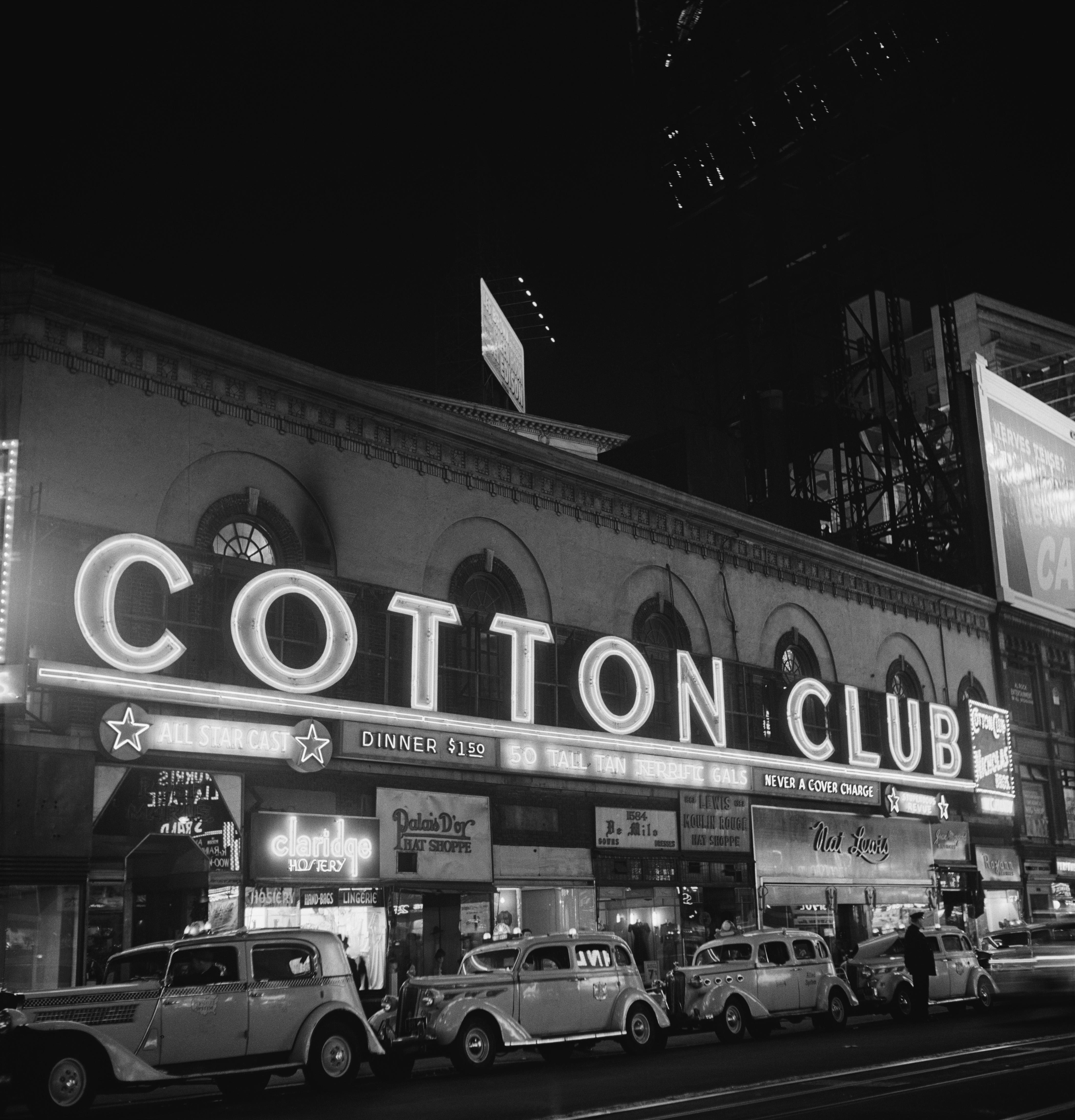 George Karger Black and White Photograph – Baumwoll Cotton Club Marquee In NY (1938) - Silbergelatinefaserdruck