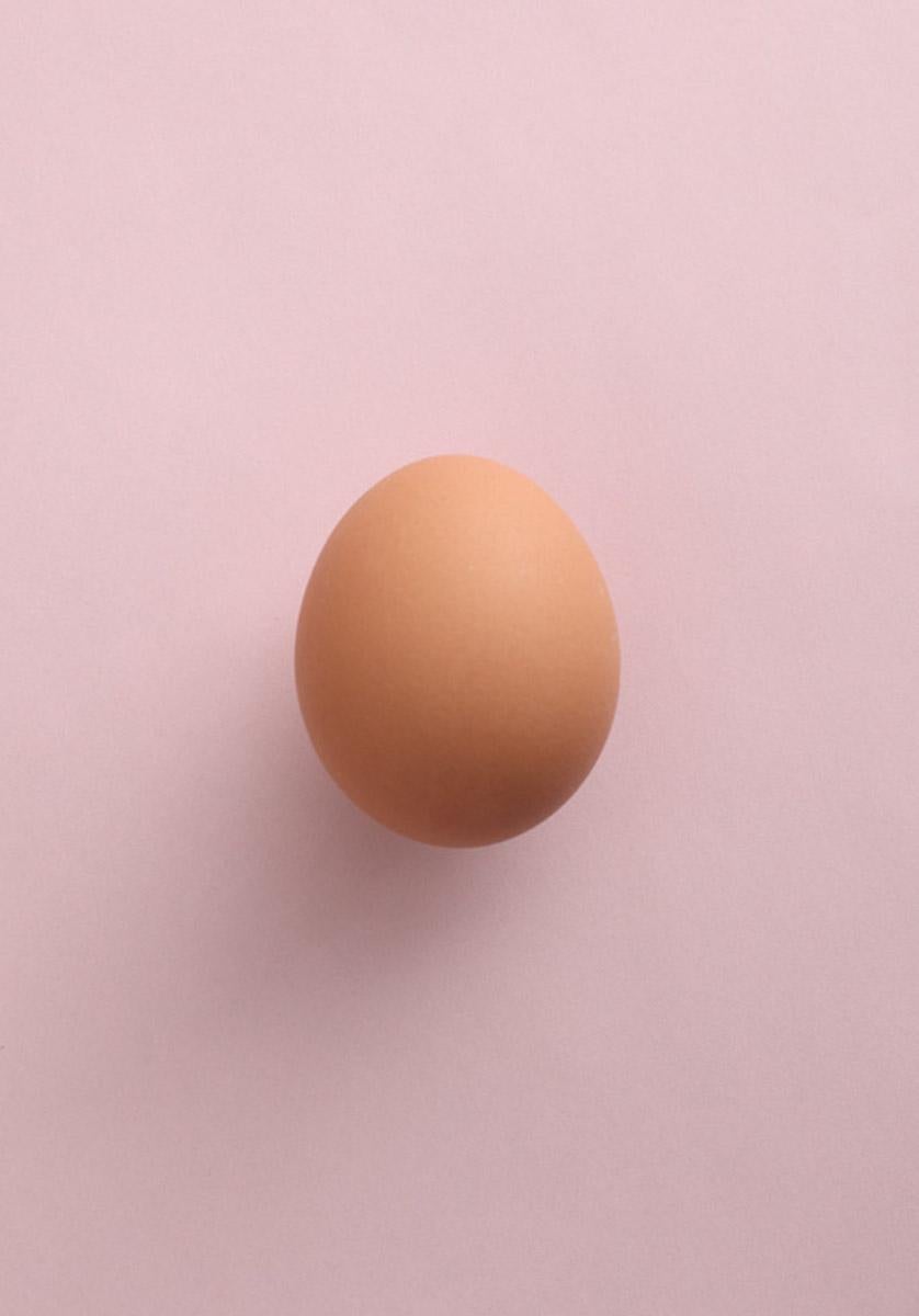 Salvatore Arnone Figurative Photograph – Eier, aus der Serie Immaculate. Minimalistische Farbfotografie in limitierter Auflage