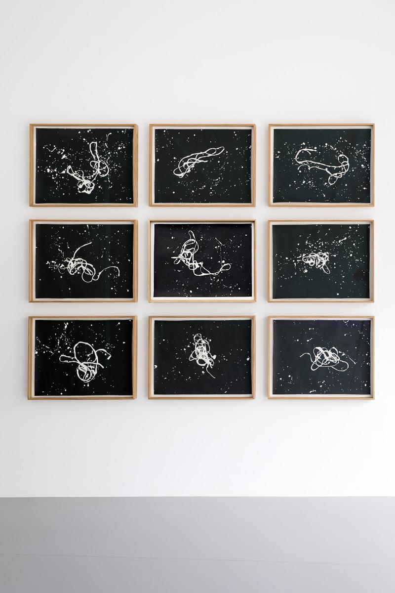 Set OF 9. Schwarz-Weiß, Linienzeichnung. Abstrakte Arbeiten auf Papier – Mixed Media Art von Clemens Wolf