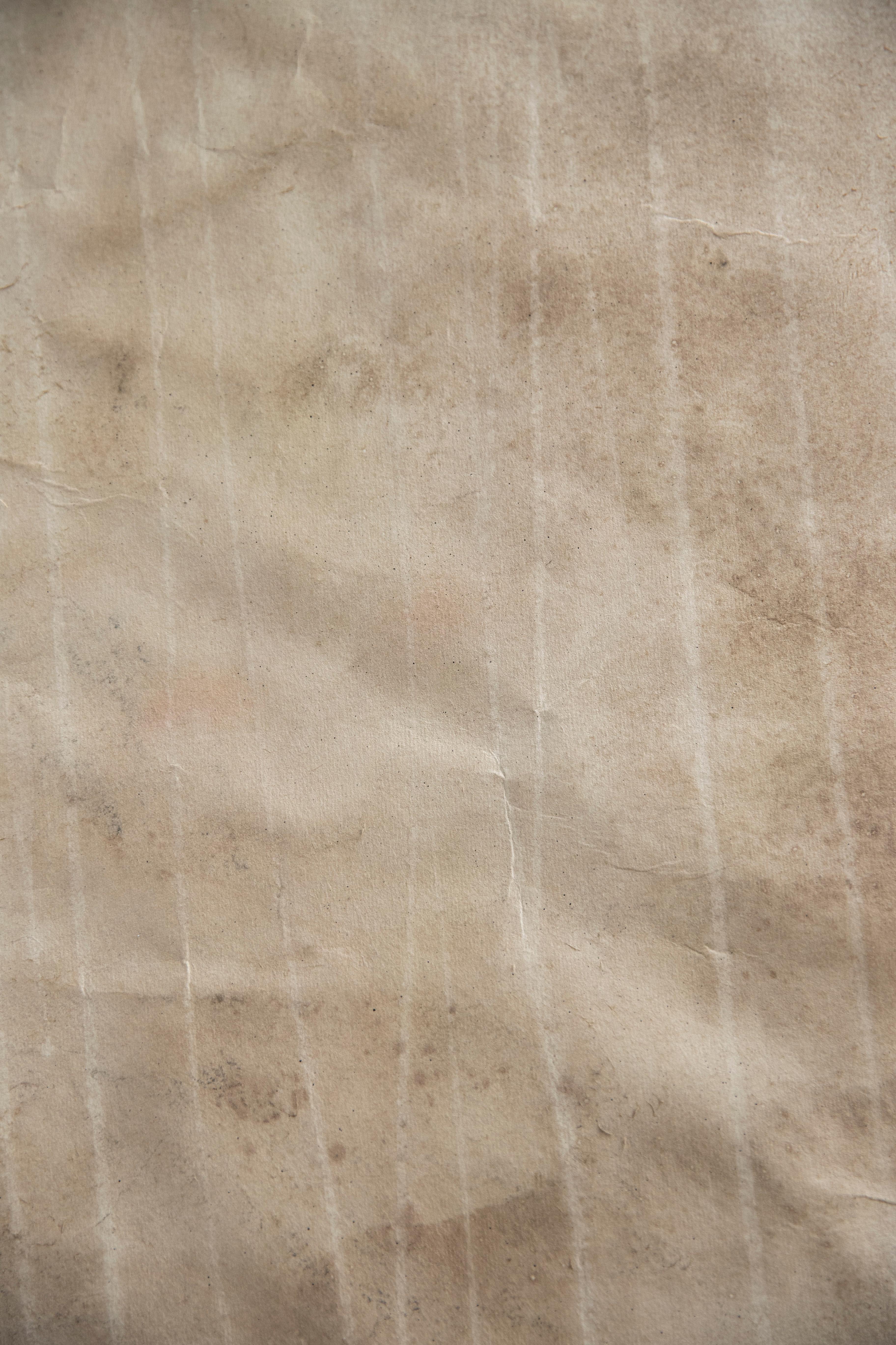 Traces of lived experiences appear in On Hansen's works, exploring the possibilities of formal abstraction and seeking an organic experience between space and time through painting and photography.
“There is no longer a single idea that explains