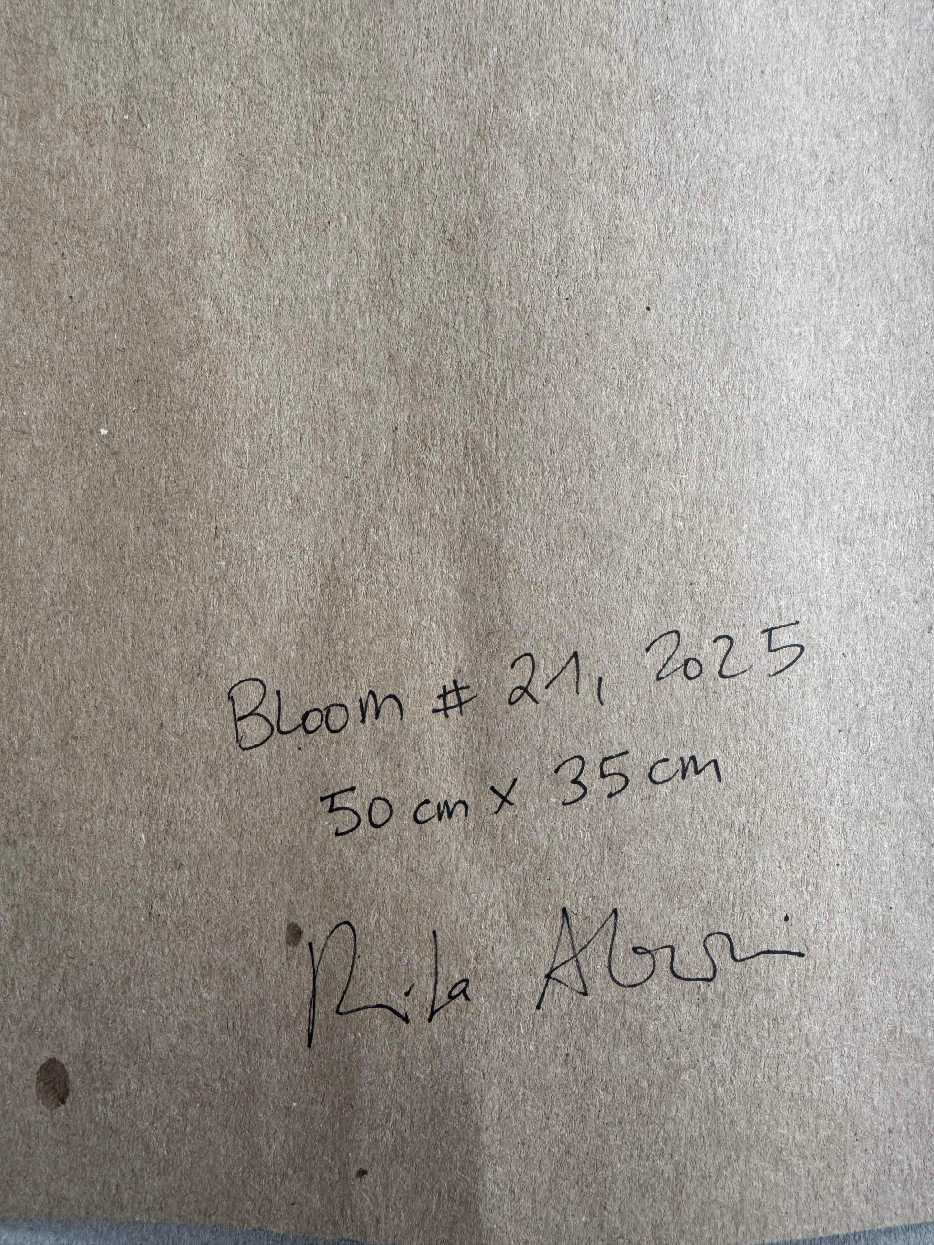 Con la serie Bloom, Rita Alaoui persigue un motivo que recorre silenciosamente toda su obra: la flor. Presente en su práctica desde hace más de veinte años, reaparece aquí como un mantra, un aliento pictórico repetido que marca el tiempo de la