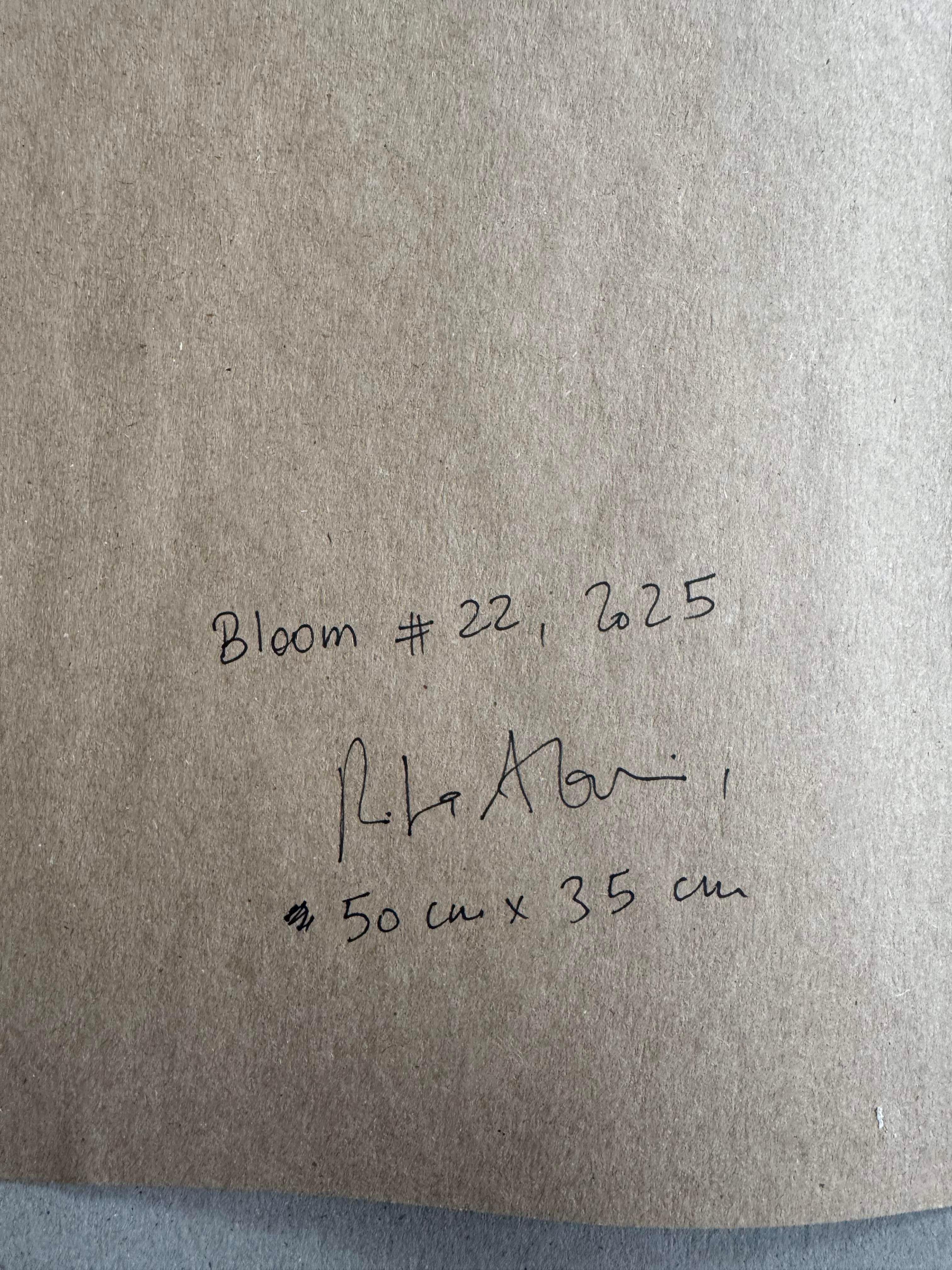 With the Bloom series, Rita Alaoui pursues a motif that silently runs through her entire work: the flower. Present in her practice for over twenty years, it reappears here like a mantra, a repeated pictorial breath that marks the time of creation