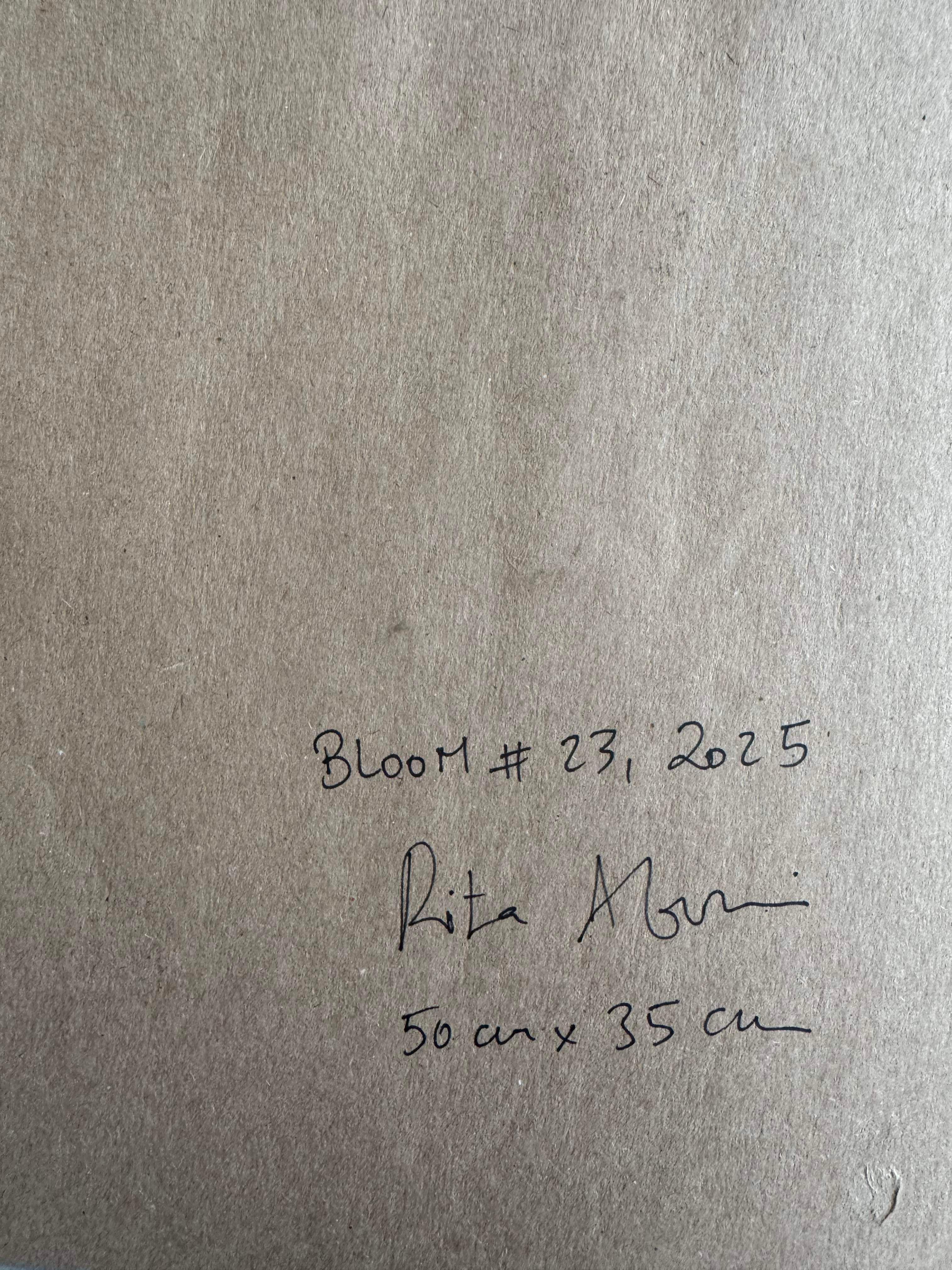 With the Bloom series, Rita Alaoui pursues a motif that silently runs through her entire work: the flower. Present in her practice for over twenty years, it reappears here like a mantra, a repeated pictorial breath that marks the time of creation