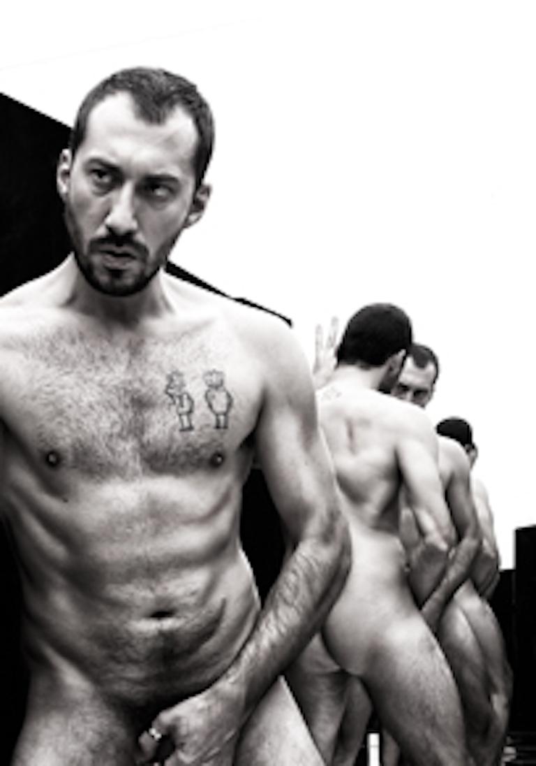Self Touches n°10. Photographie d'homme nu noir et blanc - Noir Nude Photograph par Koray Erkaya