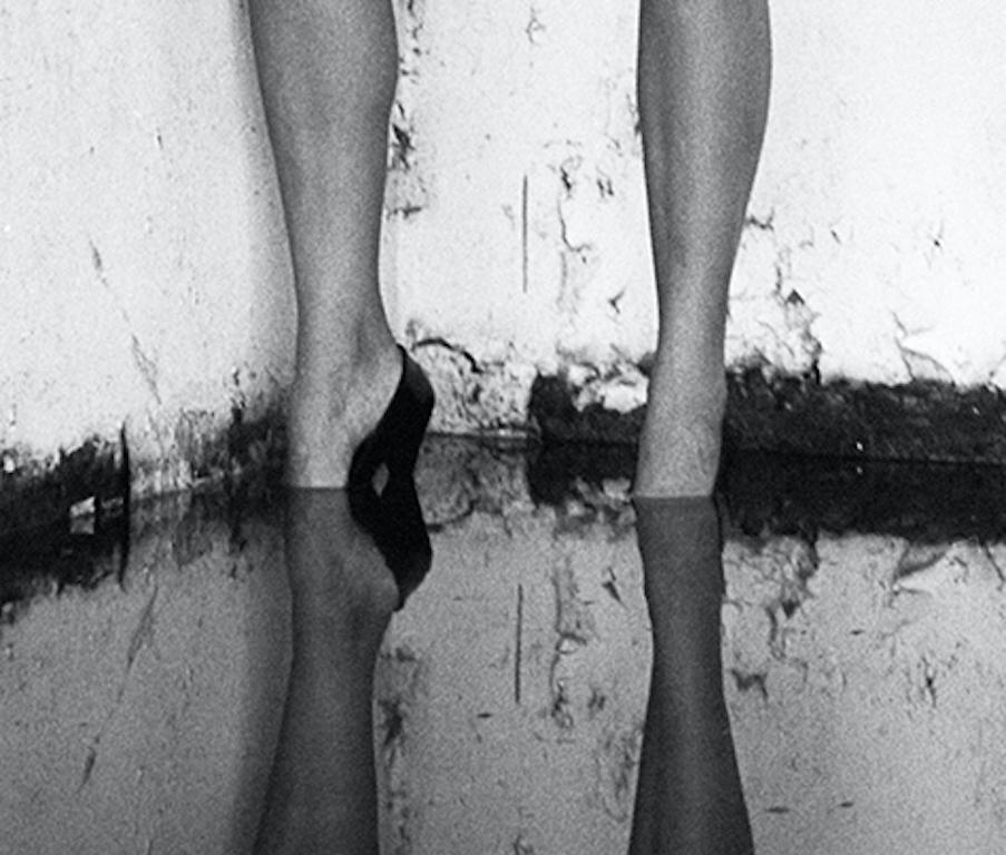 Non dirlo a mamma #16. Fotografia di nudo in bianco e nero - Black and White Photograph Grigio di Koray Erkaya