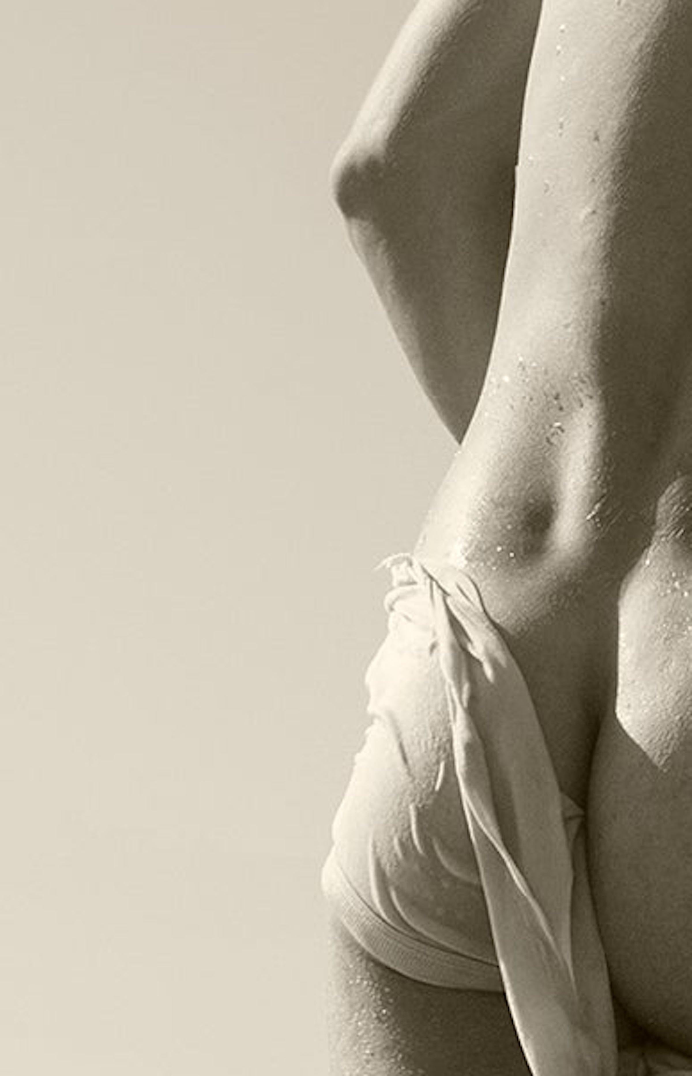 Sans titre 3, Nu. Sépia. Photographie à tirage limité - Beige Nude Photograph par Ricky Cohete