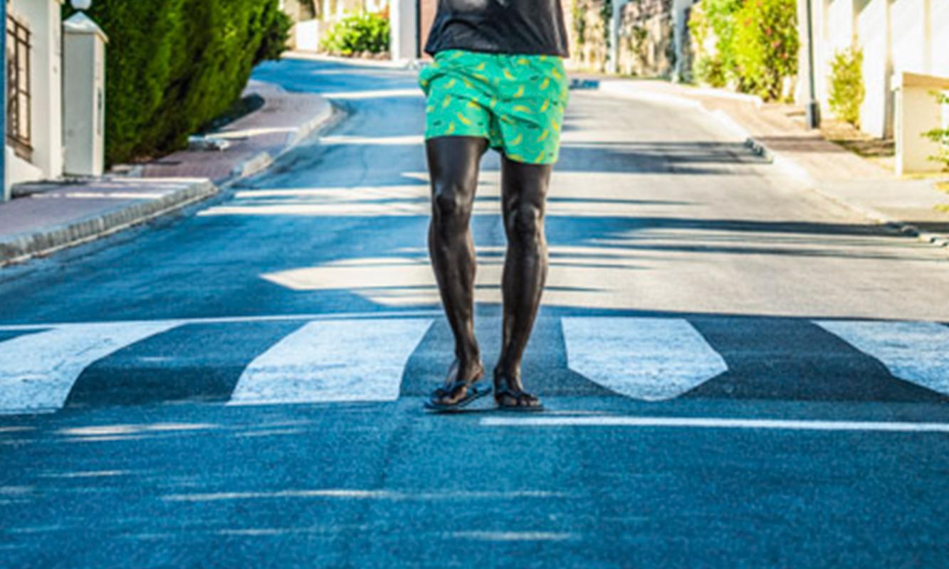 Marbella de la série emblématique, grande taille - Vert Portrait Photograph par Mikael Kenta