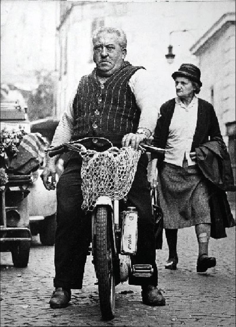 Uwe Ommer Black and White Photograph – Rue Mouffetard, Paris. Schwarz und Weiß. Porträt. Limitierte Auflage Fotografie