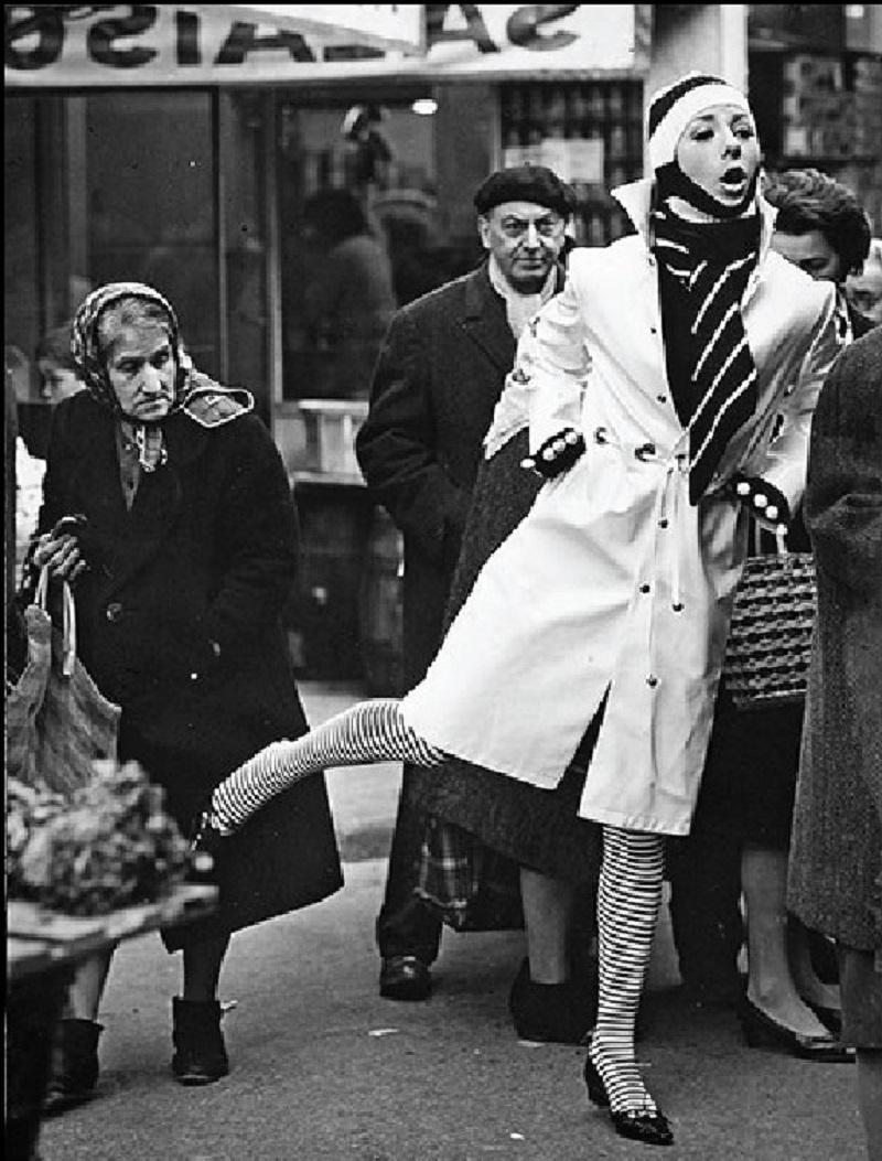 Uwe Ommer Black and White Photograph – Rue Mouffetard. Schwarz-Weiß-Fotografie. Mode in Paris