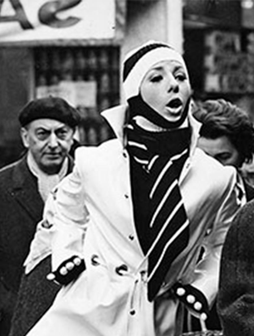 Rue Mouffetard. Schwarz-Weiß-Fotografie. Mode in Paris (Moderne), Photograph, von Uwe Ommer