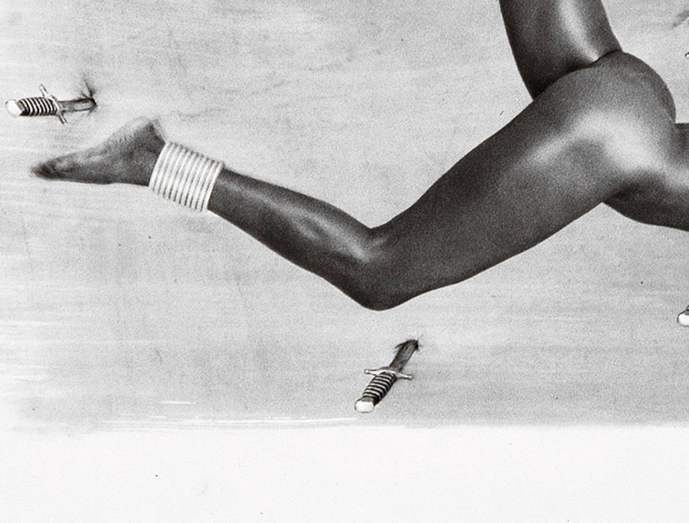 Acrobates VII. Limitierte Auflage einer Photographie  (Grau), Black and White Photograph, von Uwe Ommer