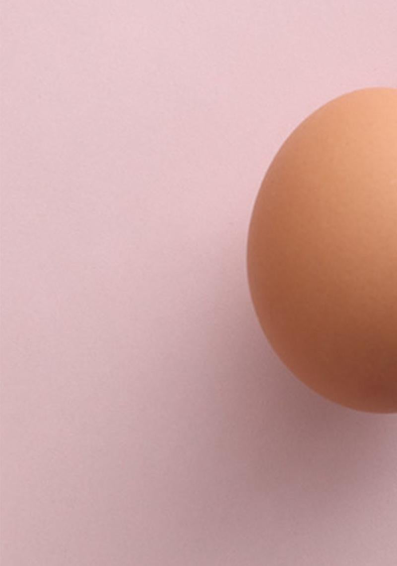 Eier, aus der Serie Immaculate. Minimalistische Farbfotografie in limitierter Auflage (Beige), Figurative Photograph, von Salvatore Arnone